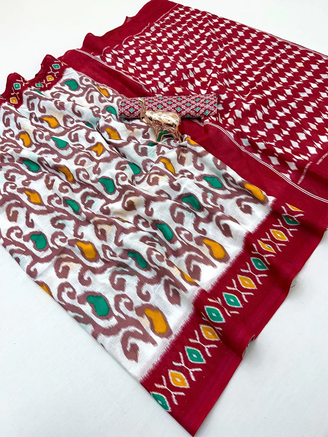 Charming Red & White Ikkat Printed Mulmul Cotton Saree With Subtle Work - Image 2