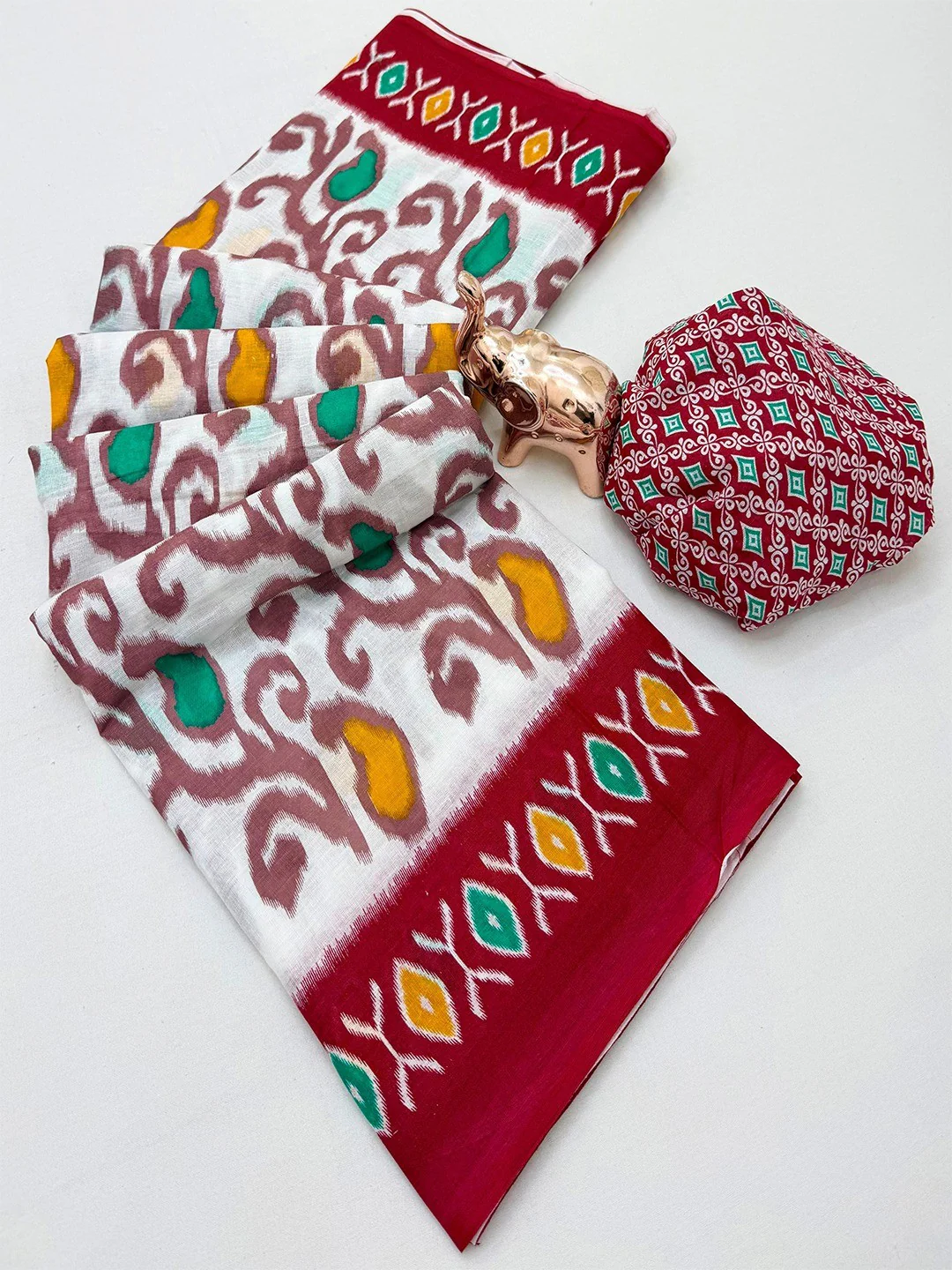 Charming Red & White Ikkat Printed Mulmul Cotton Saree With Subtle Work - Image 3