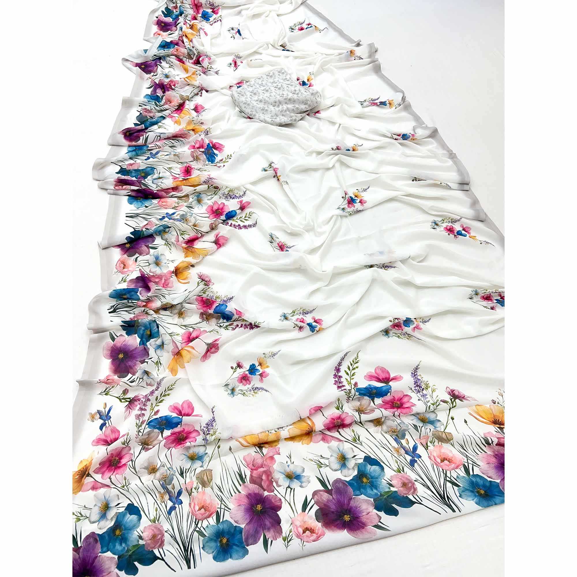 White Floral Digital Print Georgette Saree With Graceful Appeal - Image 3