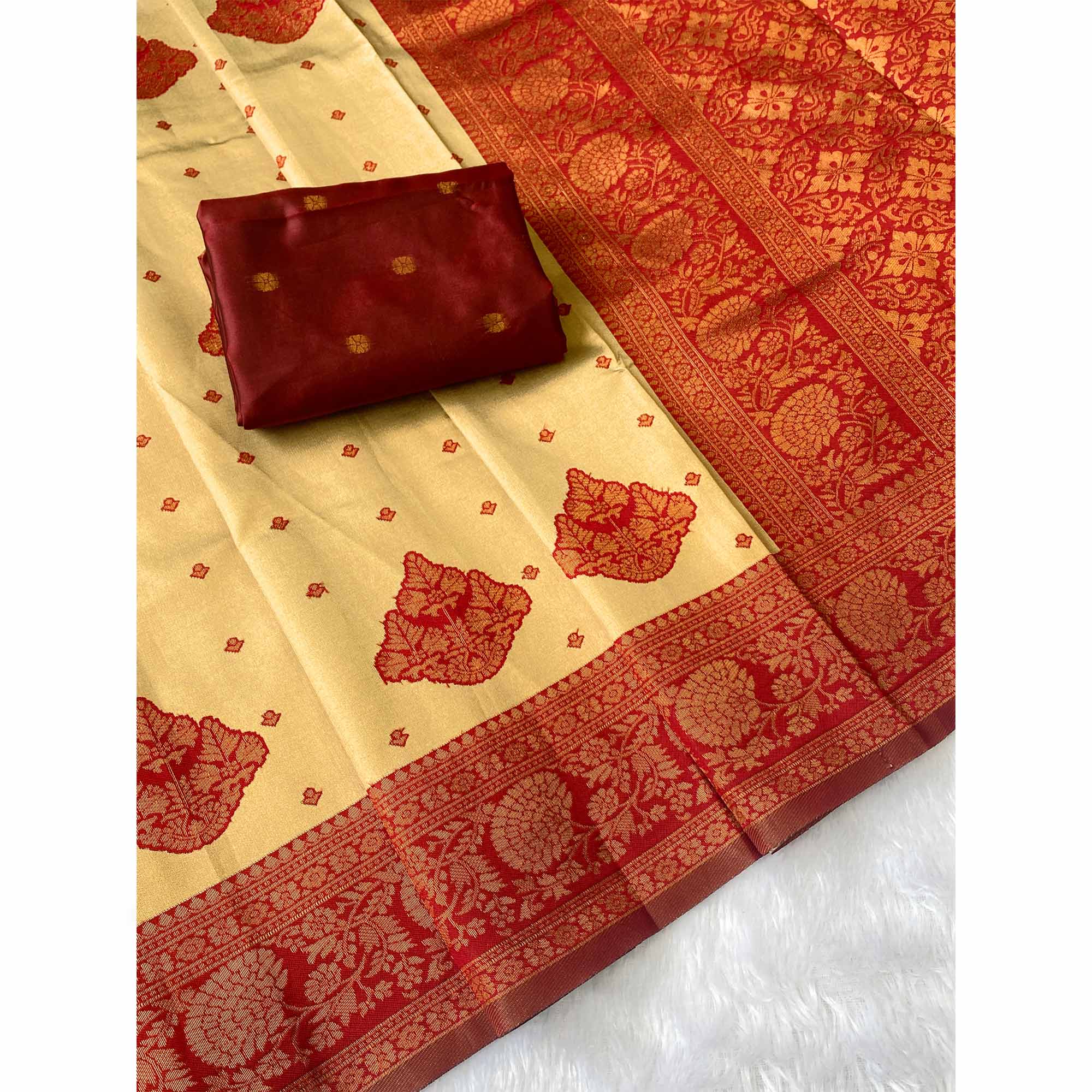 Classic Beige Zari-Woven Banarasi Silk Saree Ideal for Festive & Traditional Events - Image 4