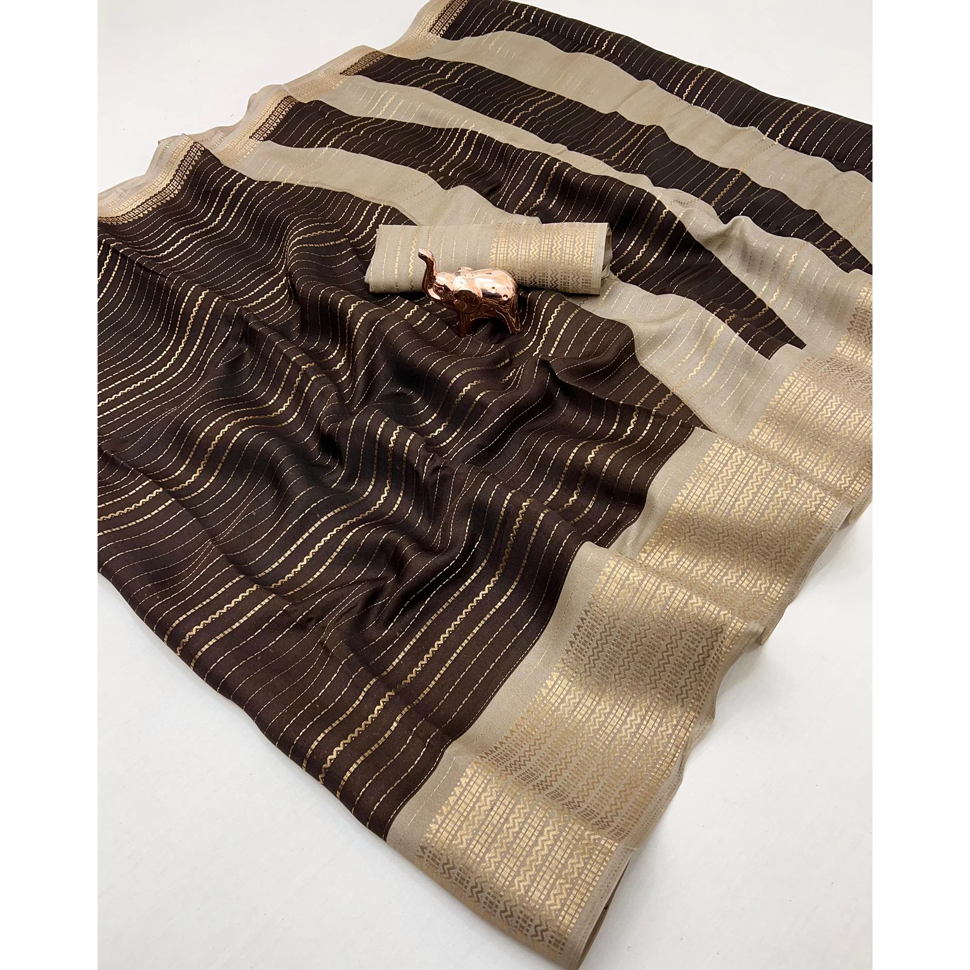 Classic Brown Marshmallow Jacquard Saree Adorned With Refined Striped Zari Weaving Patterns - Image 3