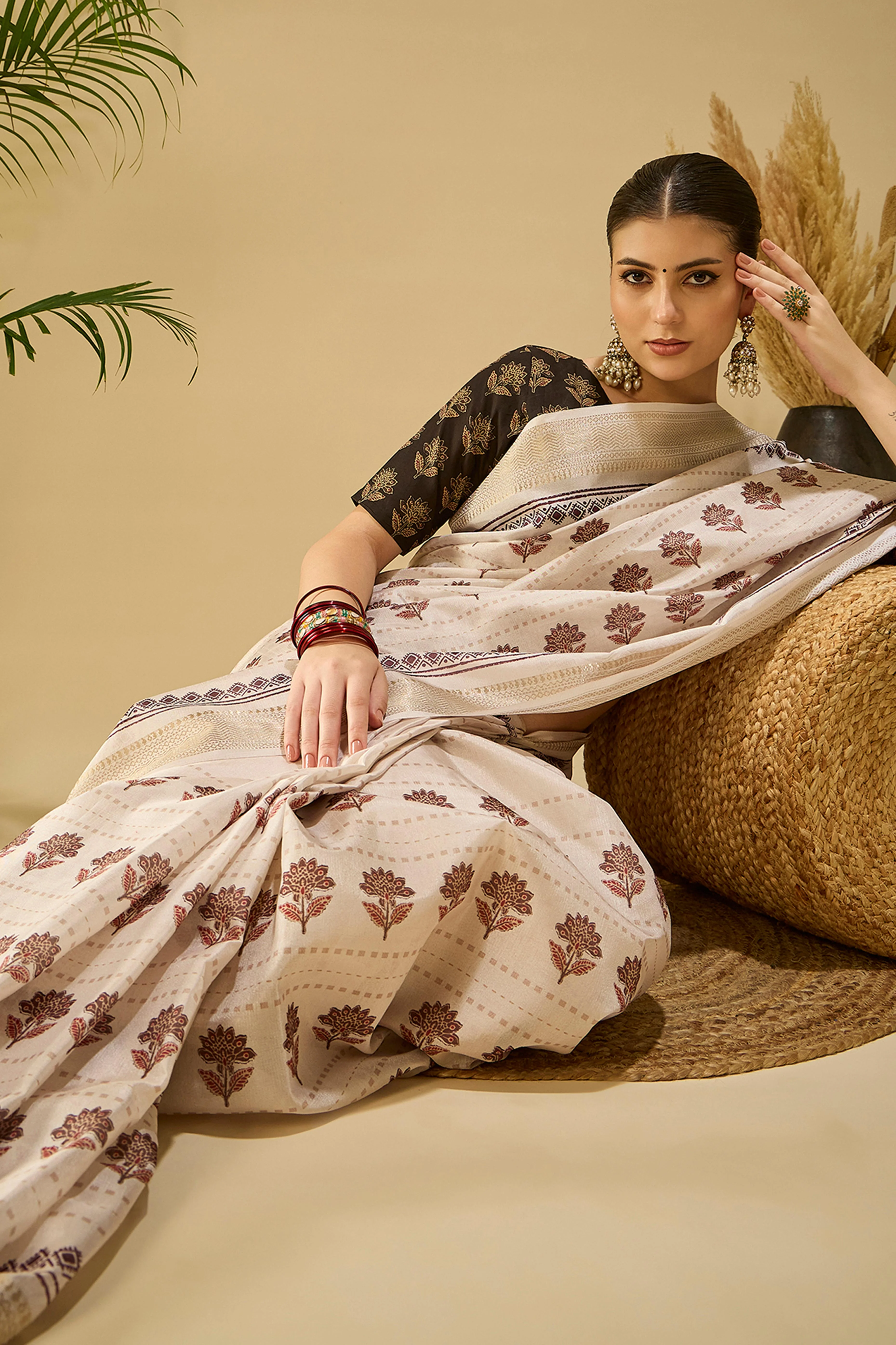 Classic Cream Floral Katki Cotton Silk Saree Adorned With Tassel Finished Pallu - Image 6