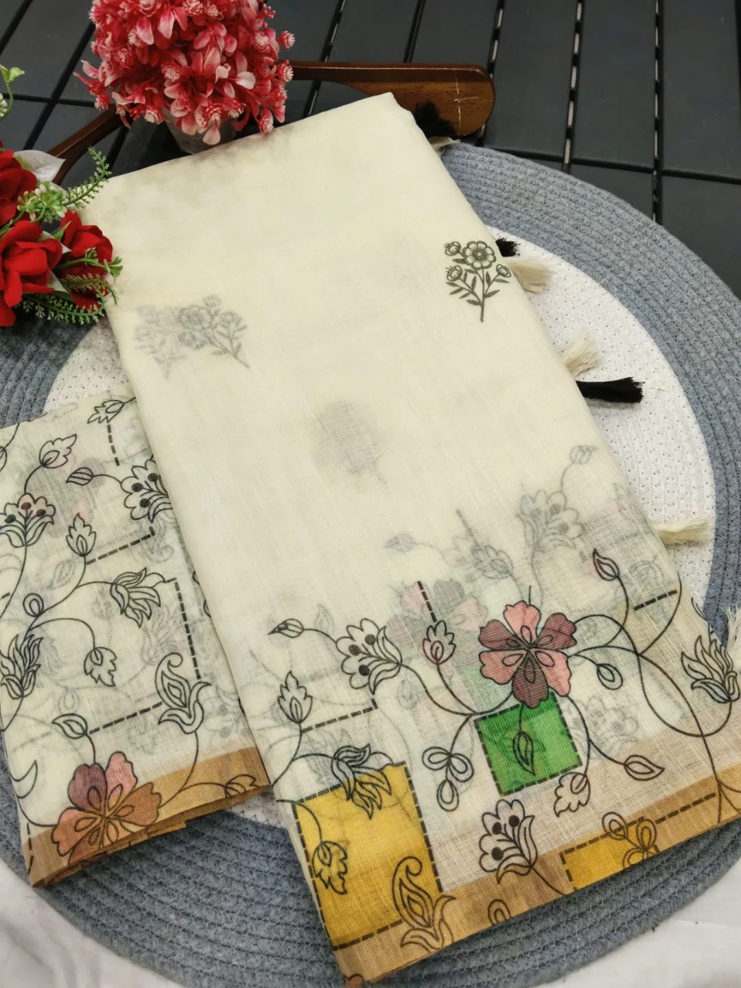 Classic Cream Linen Saree with Floral Printed Border and Graceful Feminine Appeal - Image 4