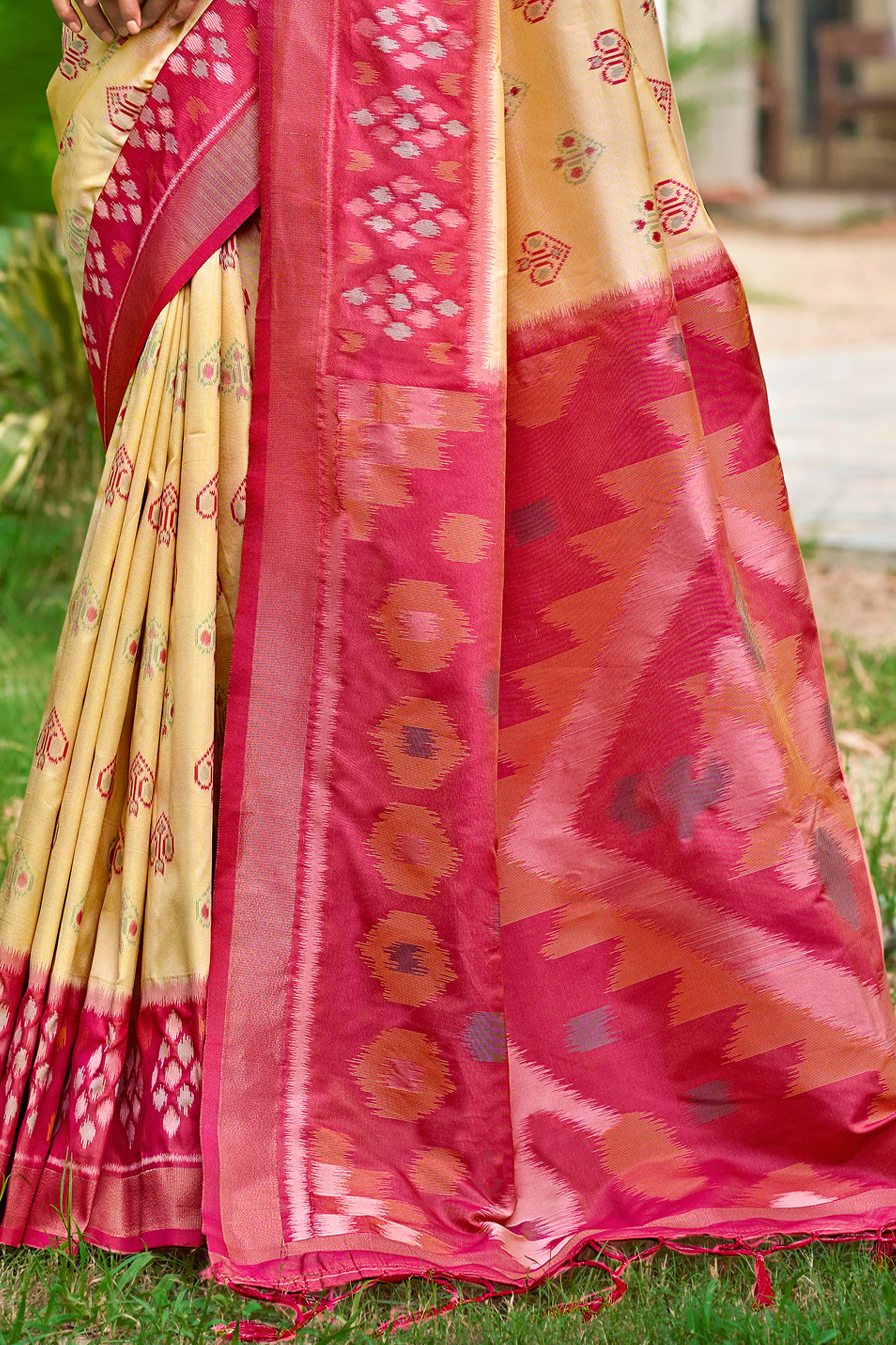 Classic Cream Pochampally Ikkat Silk Blend Saree Completed With Refined Weaving & Tassel Pallu - Image 4
