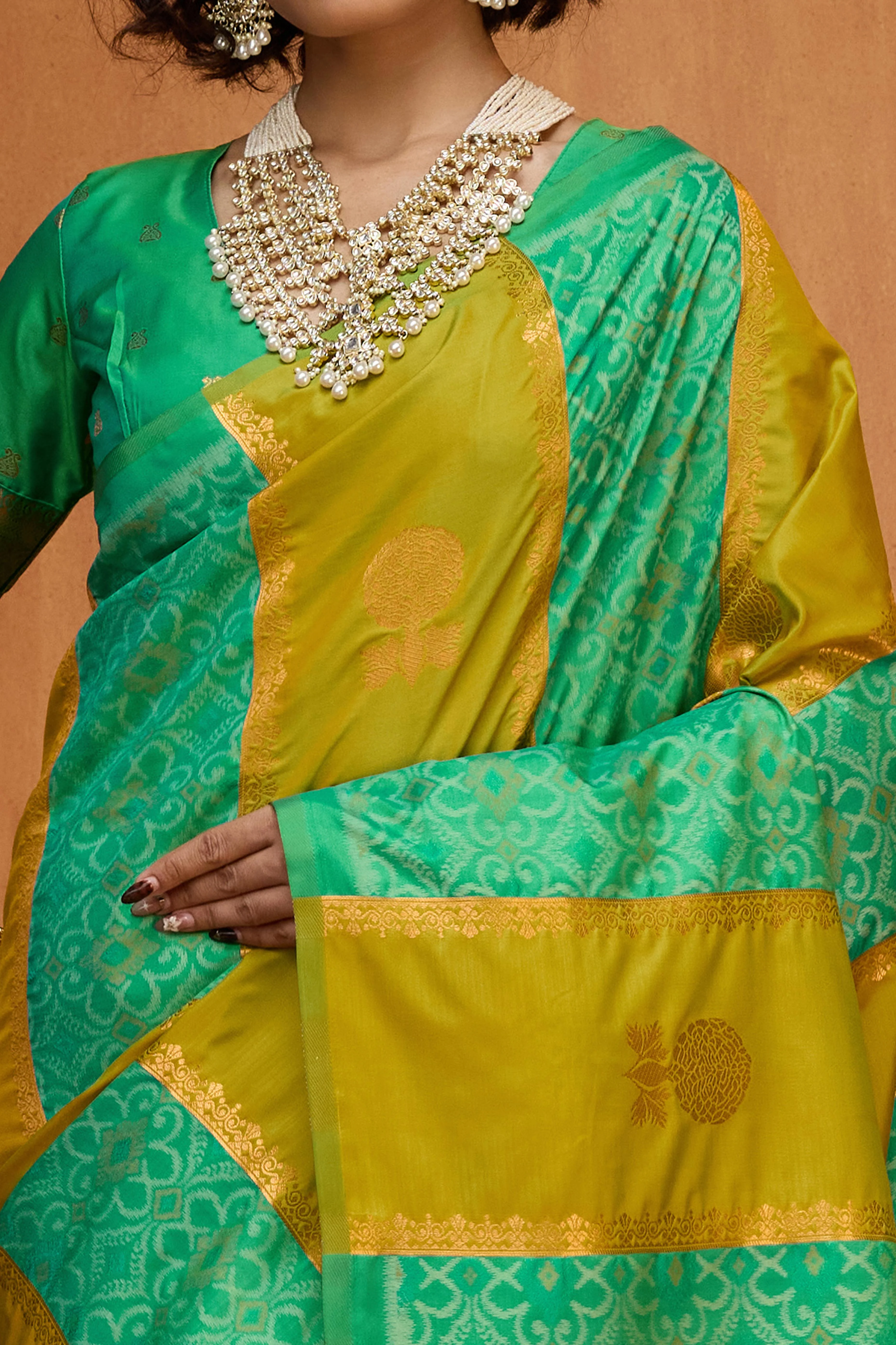 Classic Emerald Green Floral Handloom Weaving Art Silk Saree With Statement Tassel Pallu - Image 2