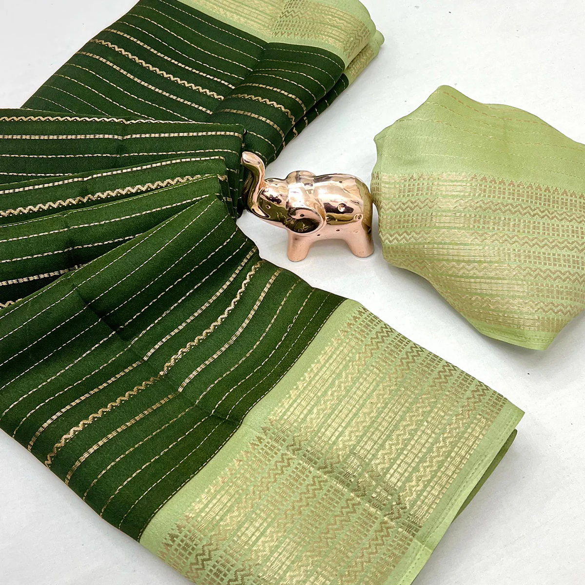 Classic Green Marshmallow Jacquard Saree Adorned With Refined Striped Zari Weaving Patterns - Image 2