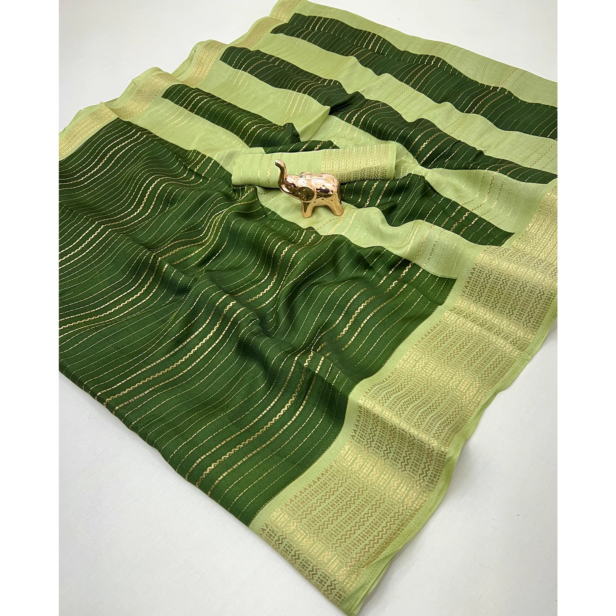 Classic Green Marshmallow Jacquard Saree Adorned With Refined Striped Zari Weaving Patterns - Image 3
