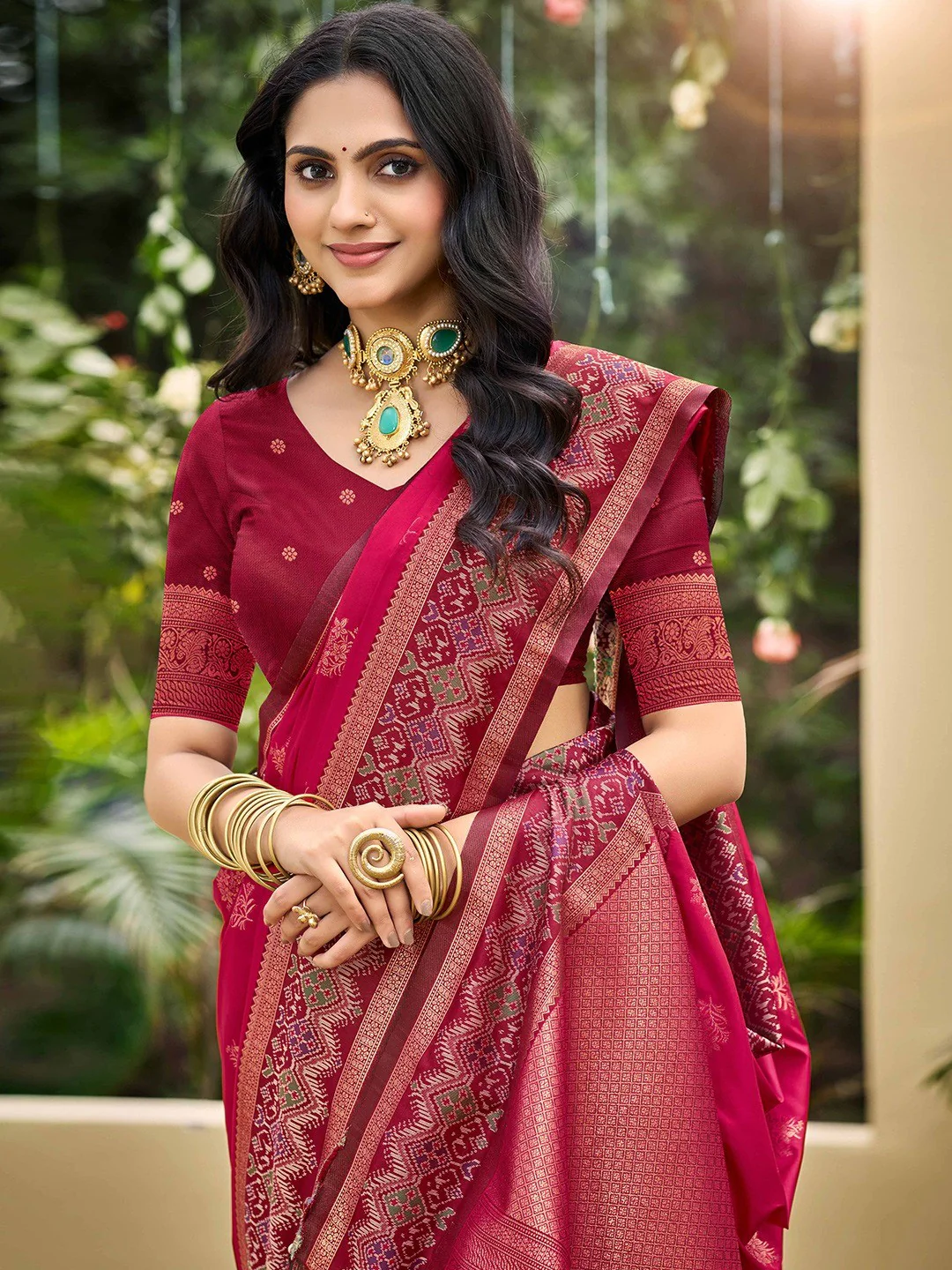 Classic Pink Floral Zari Weaving Silk Blend Saree With Fine Weaving Detailing - Image 5