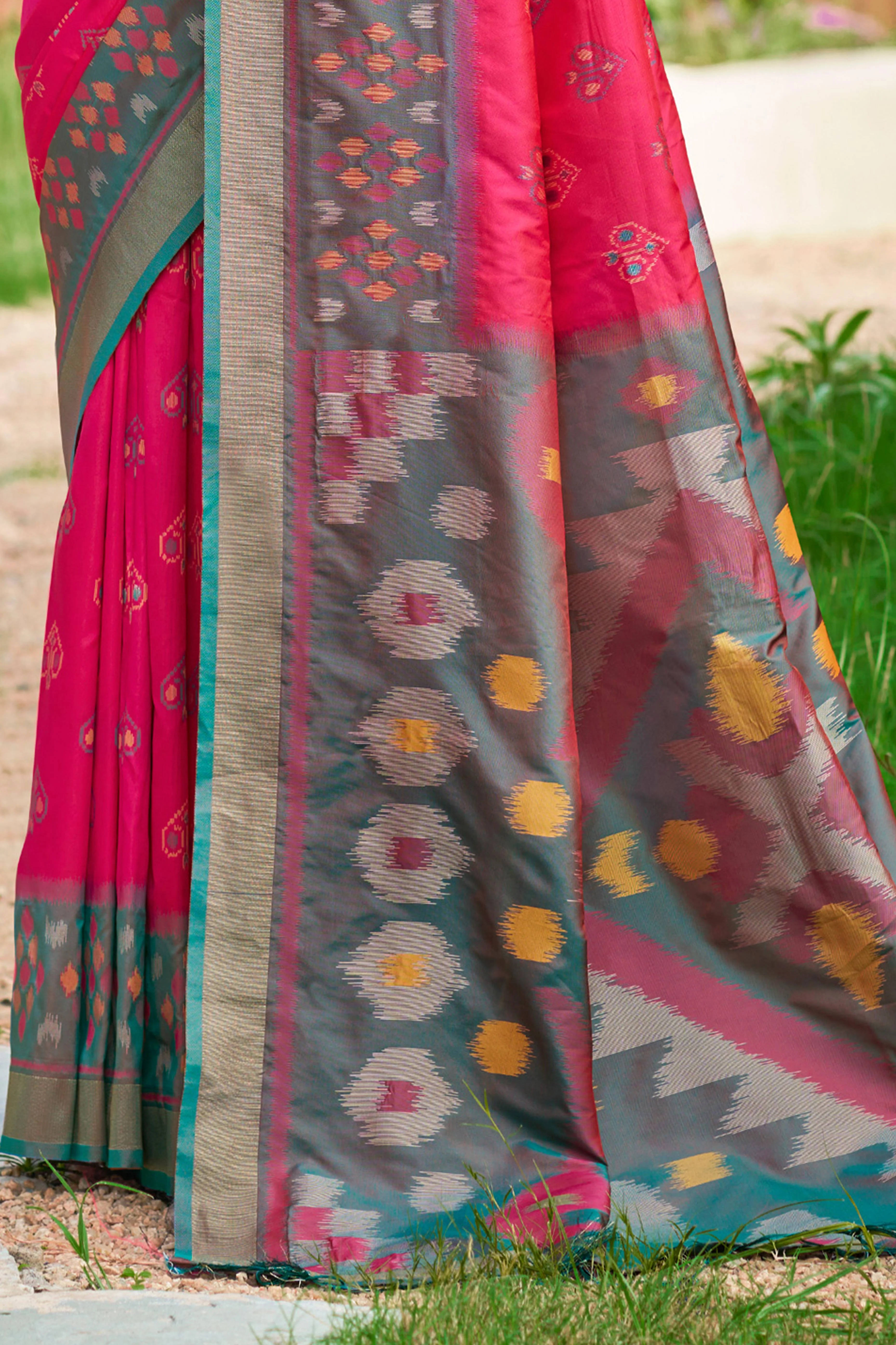 Classic Pink Pochampally Ikkat Silk Blend Saree Completed With Refined Weaving & Tassel Pallu - Image 4