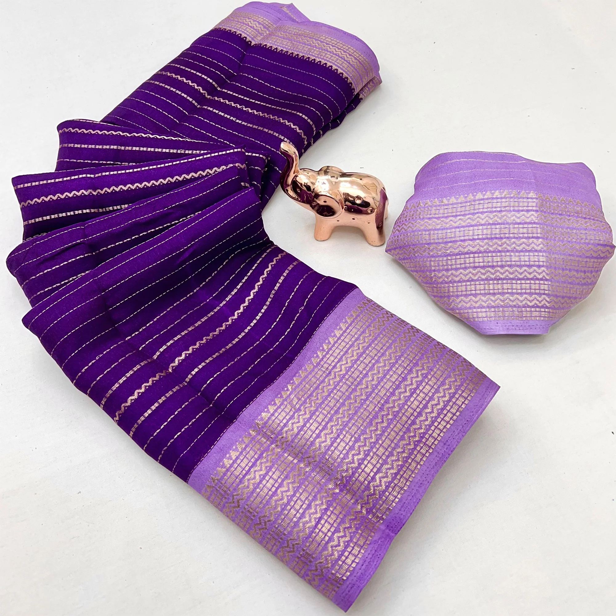 Classic Purple Marshmallow Jacquard Saree Adorned With Refined Striped Zari Weaving Patterns - Image 2
