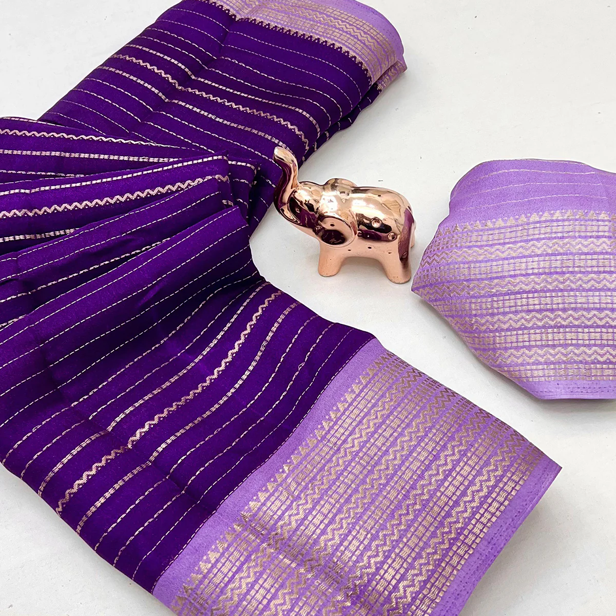 Classic Purple Marshmallow Jacquard Saree Adorned With Refined Striped Zari Weaving Patterns - Image 3