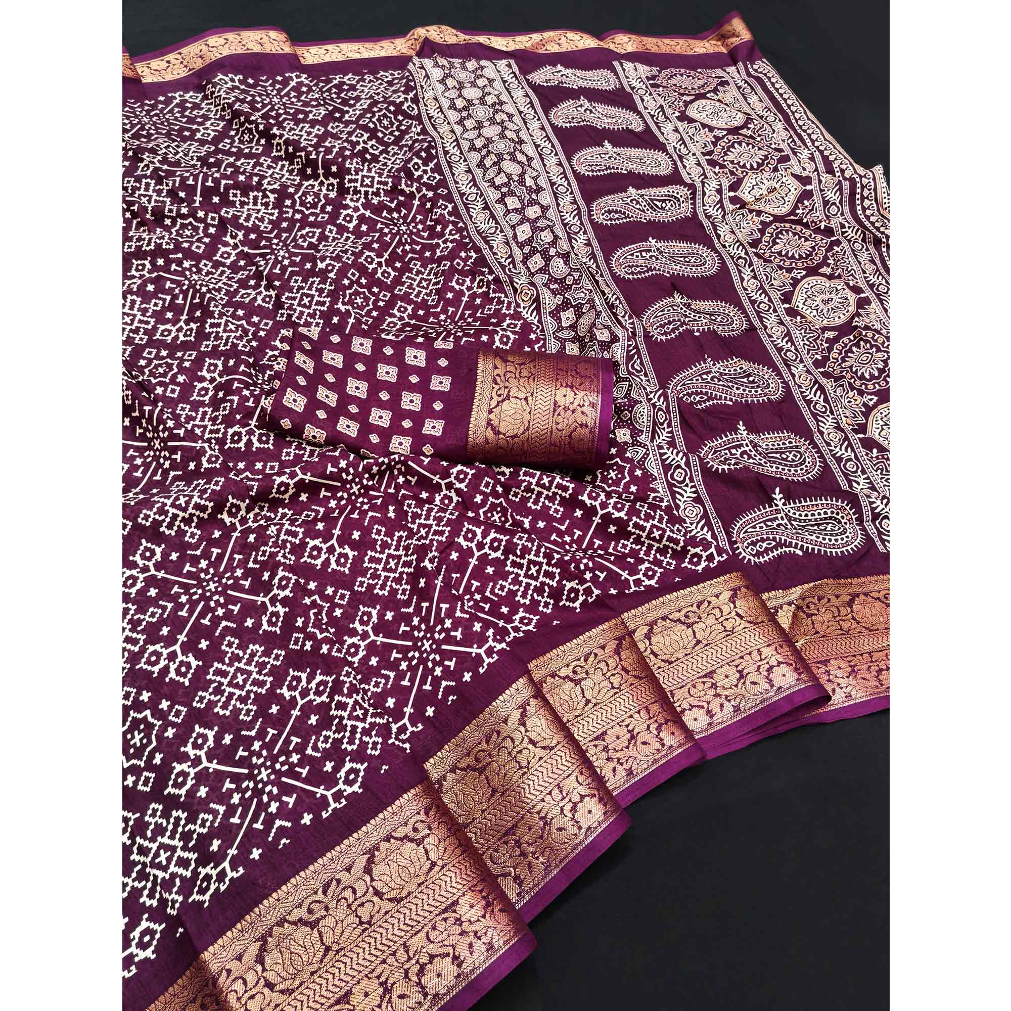 Contemporary Purple Geometric Mill Printed Dola Silk Saree With Ornate Floral Zari Border - Image 3