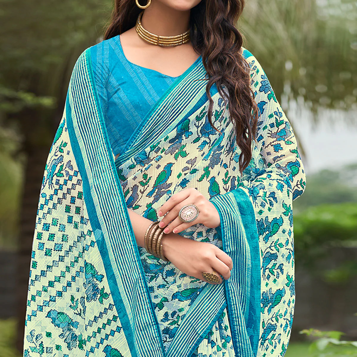 Cream & Blue Floral Printed Chiffon Saree - Image 2