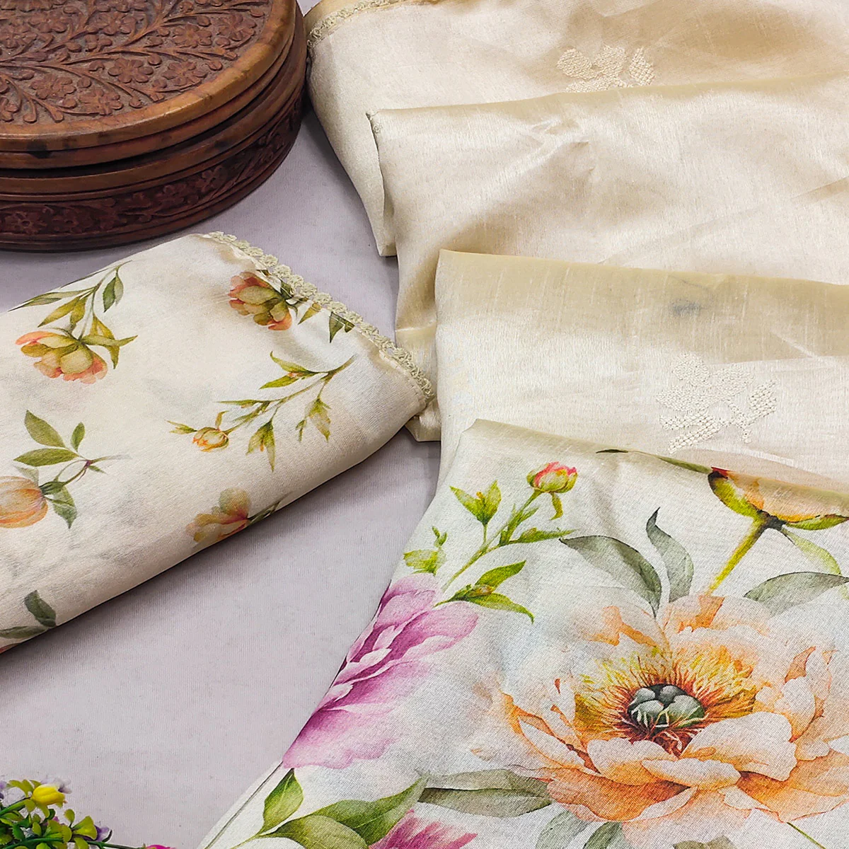 Cream Floral Printed Silk Blend Saree With Delicate Zari Work - Image 2