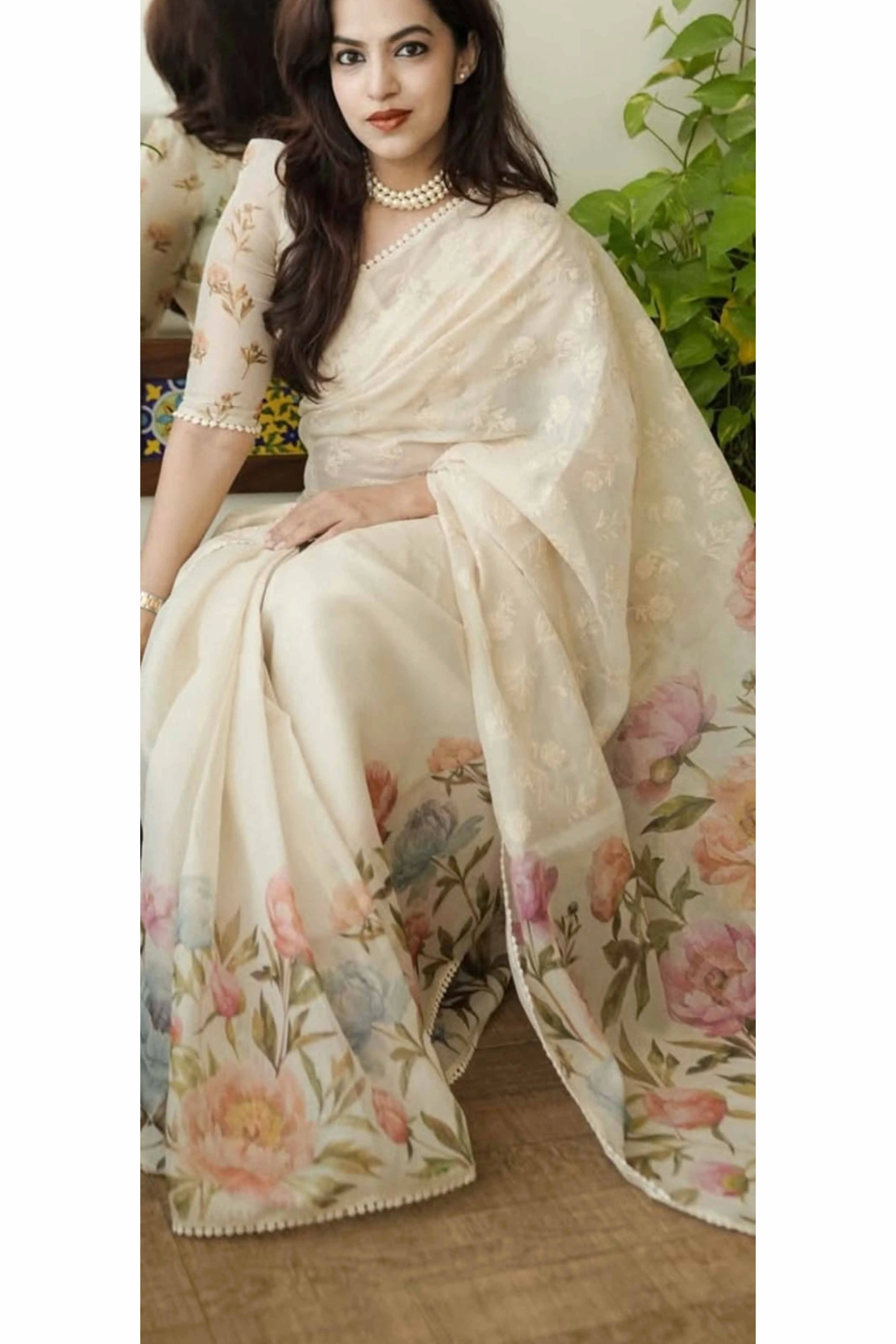 Cream Floral Printed Silk Blend Saree With Delicate Zari Work - Image 4