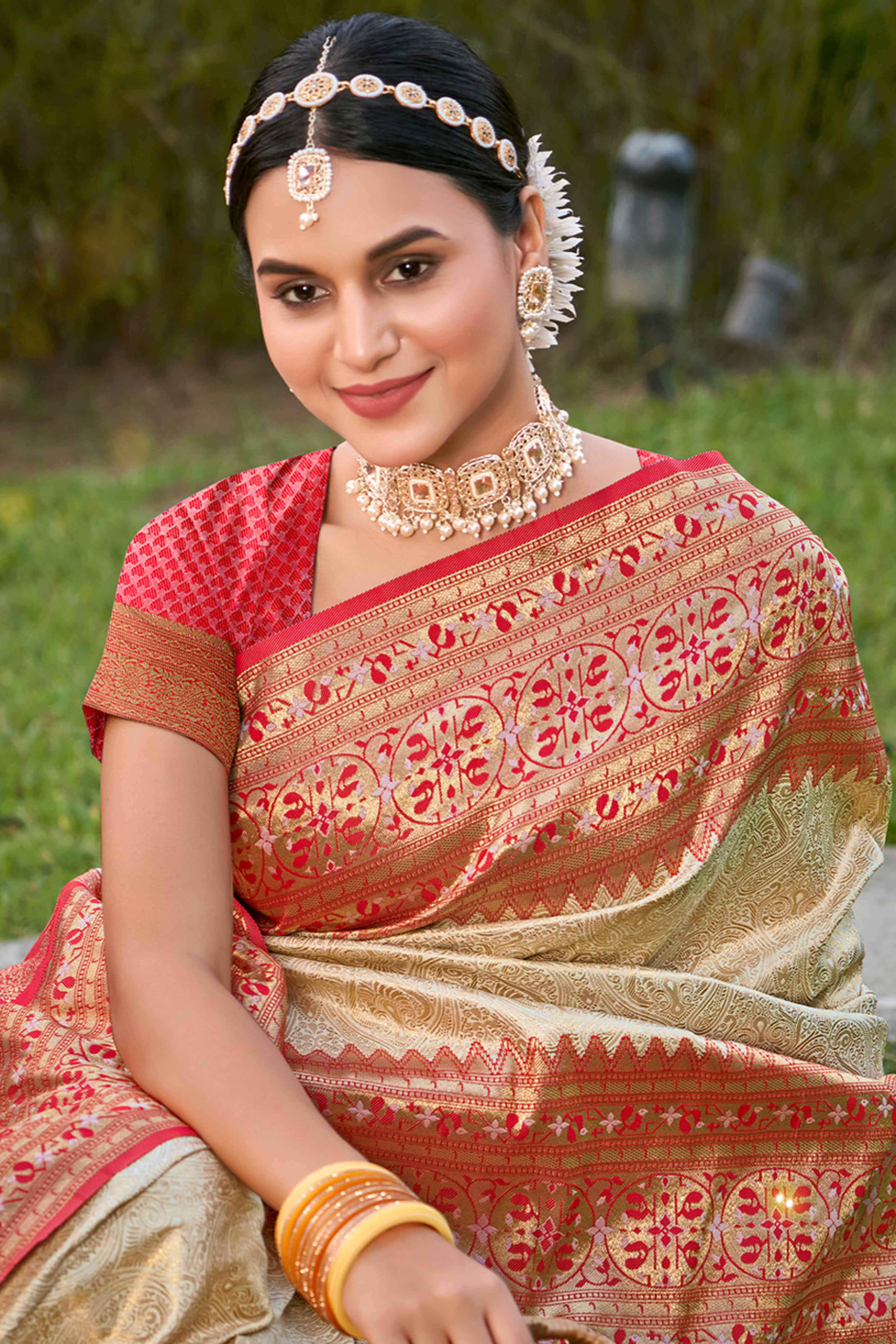 Cream Floral Zari Woven Saree In Banarasi Silk With Delicate Tassel Accents Pallu - Image 3