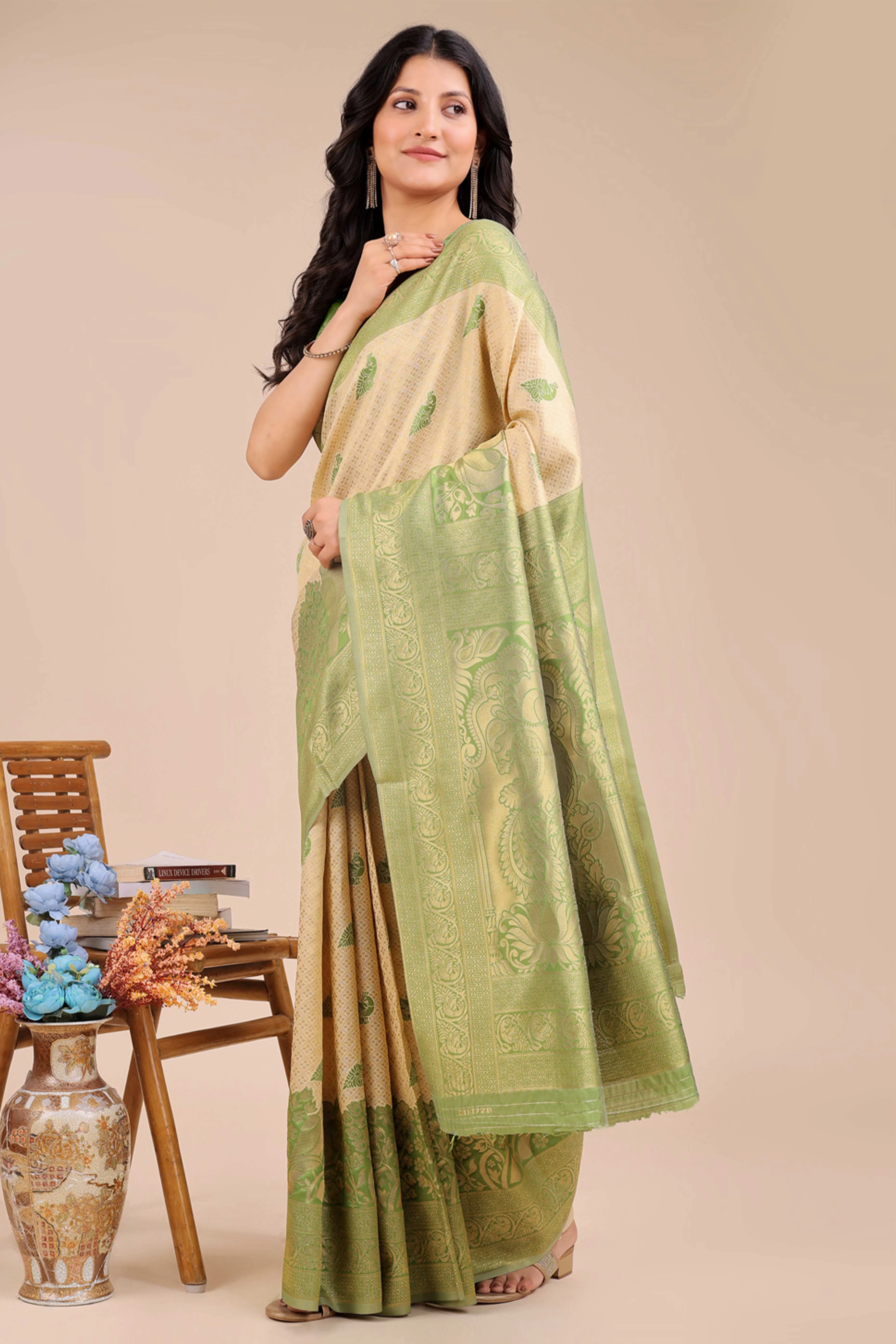Cream & Light Green Floral Zari Weaving Banarasi Silk Saree With Intricate Peacock Pallu - Image 4