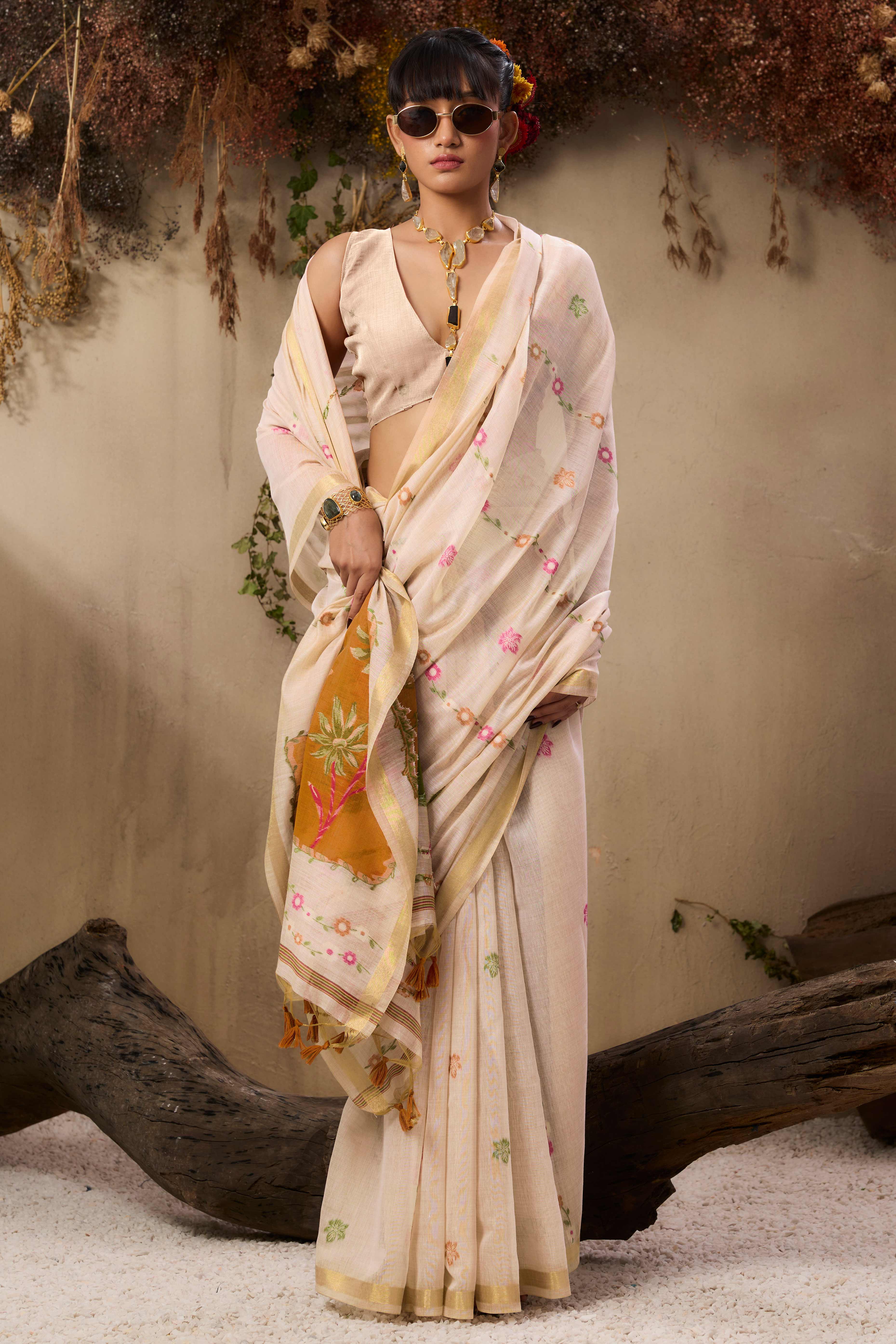 Cream Lightweight Munga Cotton Blend Handloom Saree Featuring Floral Weaving - Image 3
