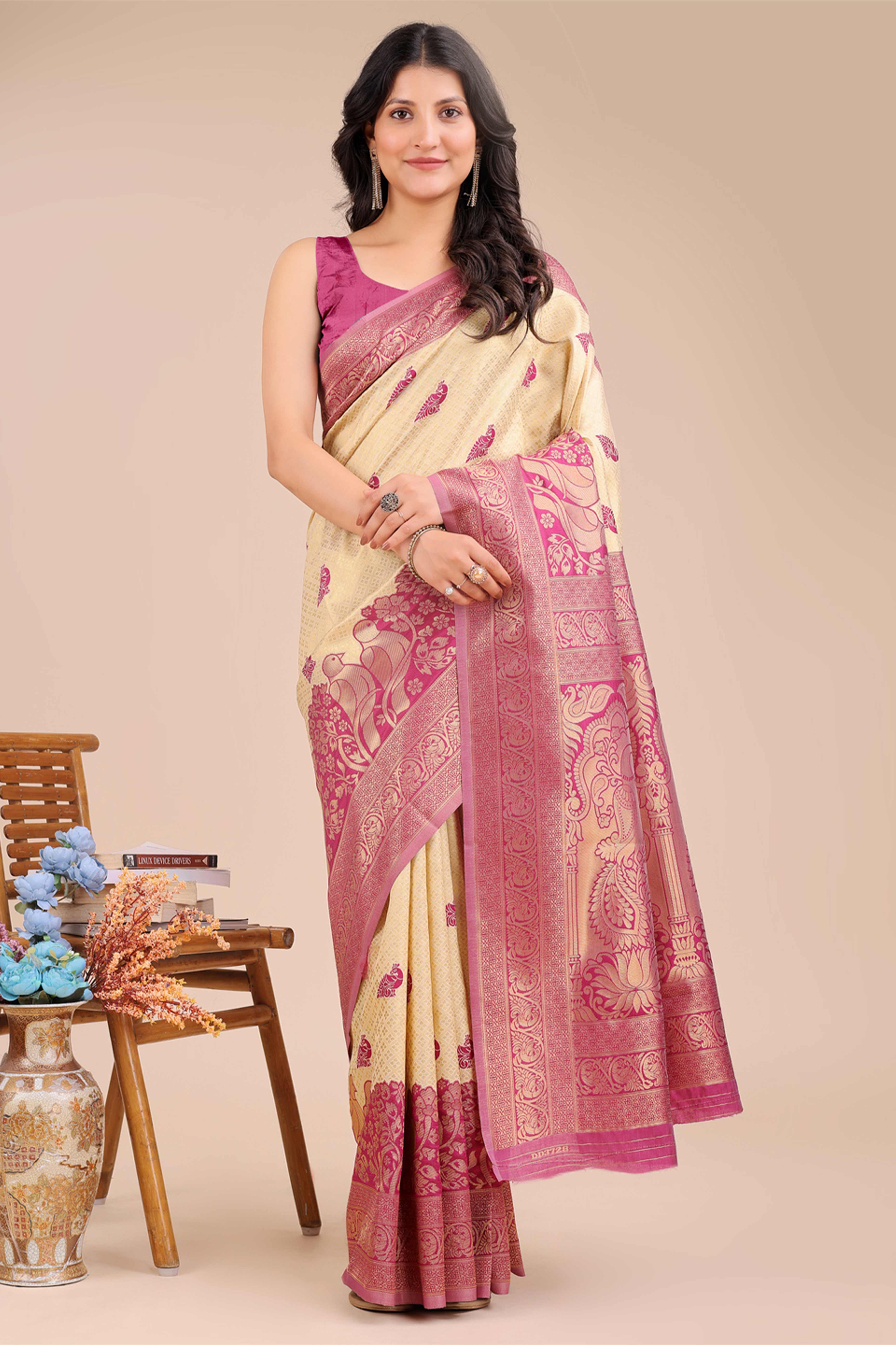 Cream & Magenta Floral Zari Weaving Banarasi Silk Saree With Intricate Peacock Pallu - Image 3