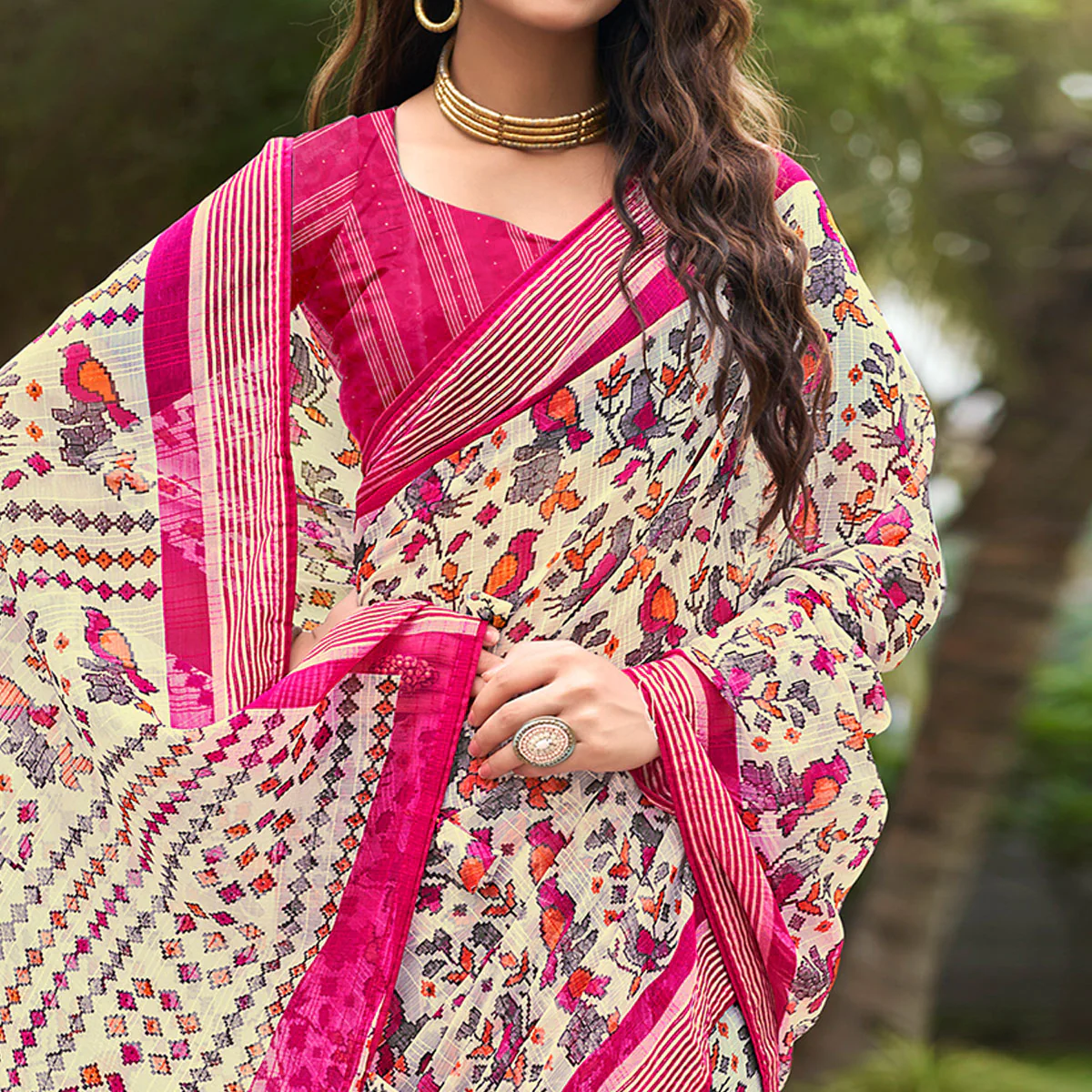 Cream & Pink Floral Printed Chiffon Saree - Image 2