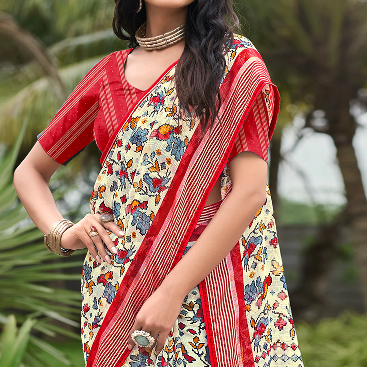 Cream & Red Floral Printed Chiffon Saree - Image 2