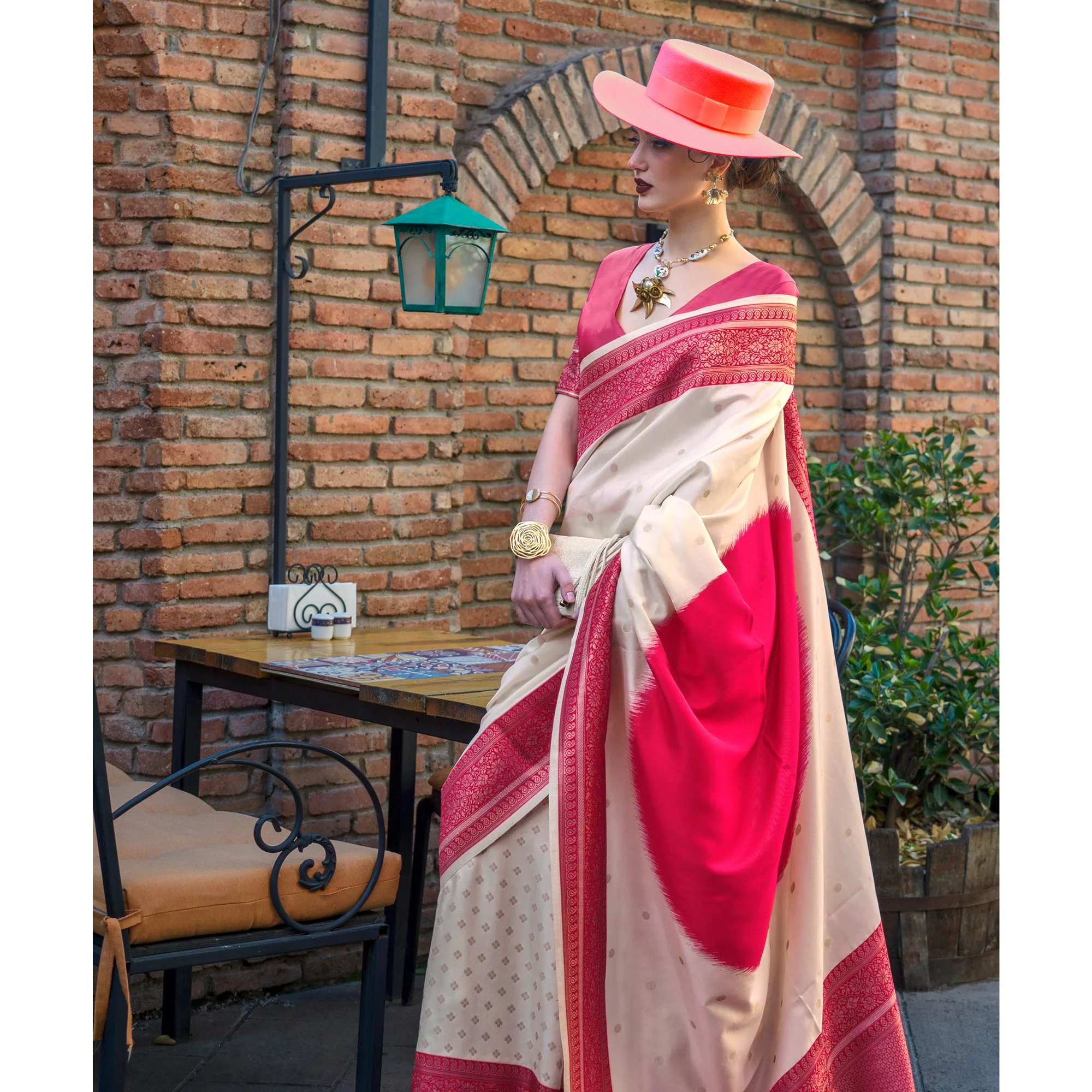 Cream & Red Zari Butti Work Banarasi Silk Saree - Image 4