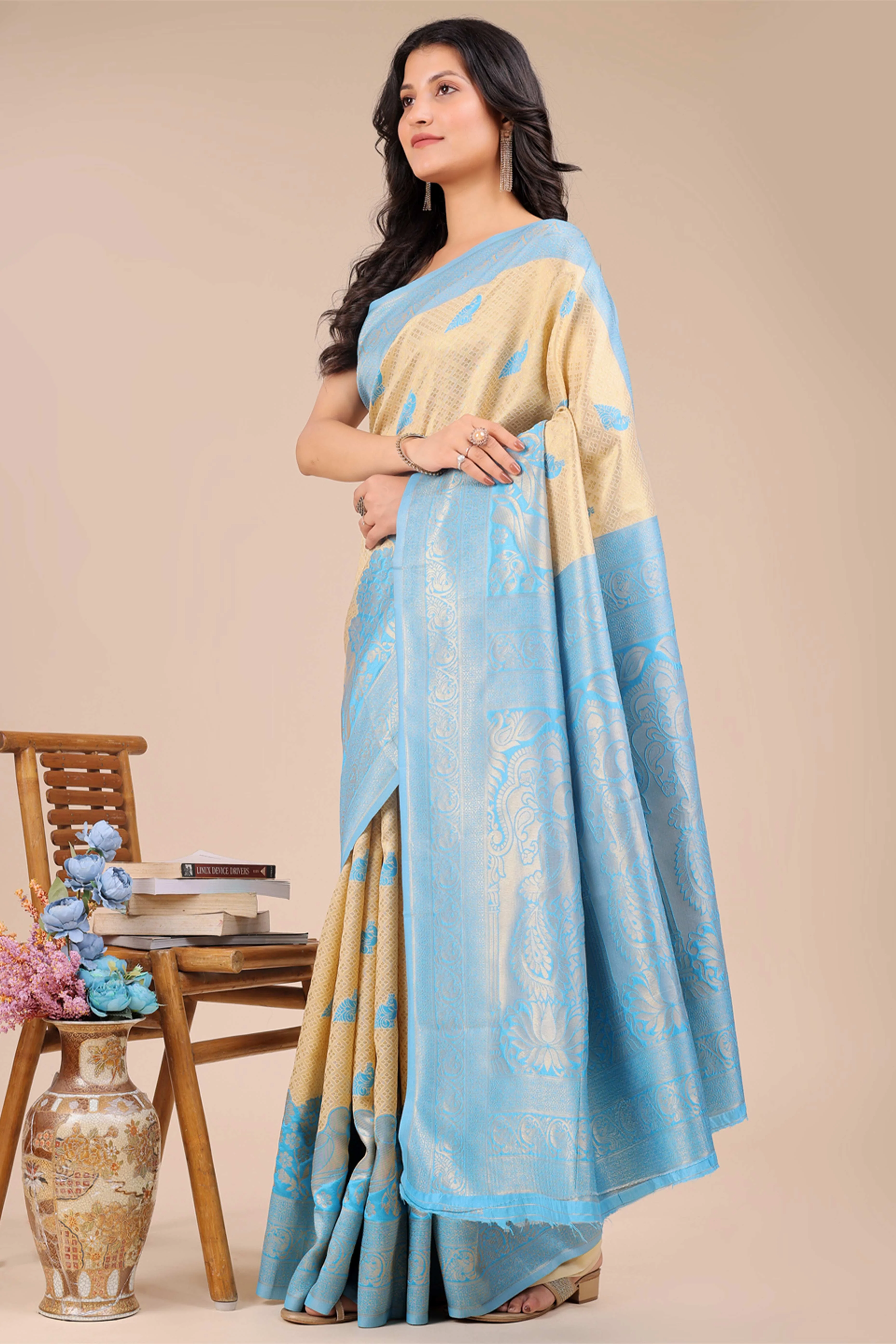 Cream & Sky Blue Floral Zari Weaving Banarasi Silk Saree With Intricate Peacock Pallu - Image 4