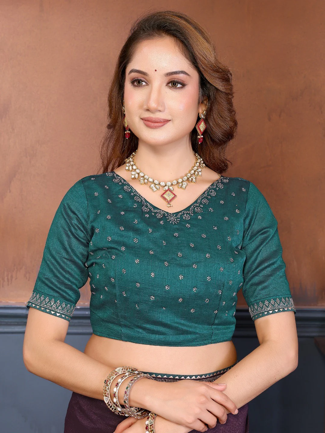 Dark Wine Vichitra Silk Saree with Vibrant Morpich Green Bandhani Border and Graceful Drape Finish - Image 6