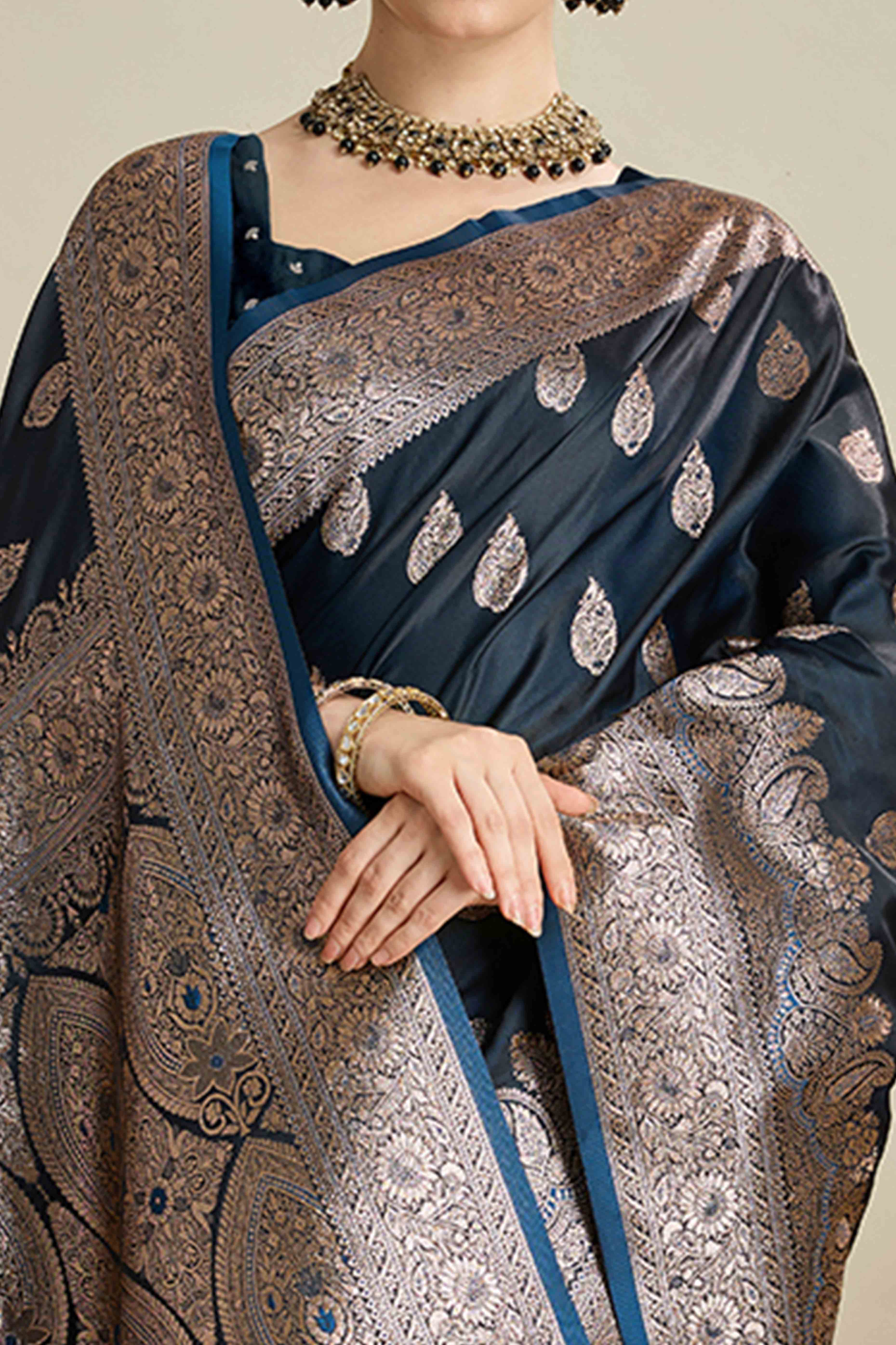 Deep Navy Blue Pure Silk Saree Featuring Traditional Banarasi Zari Weaving Patterns - Image 2
