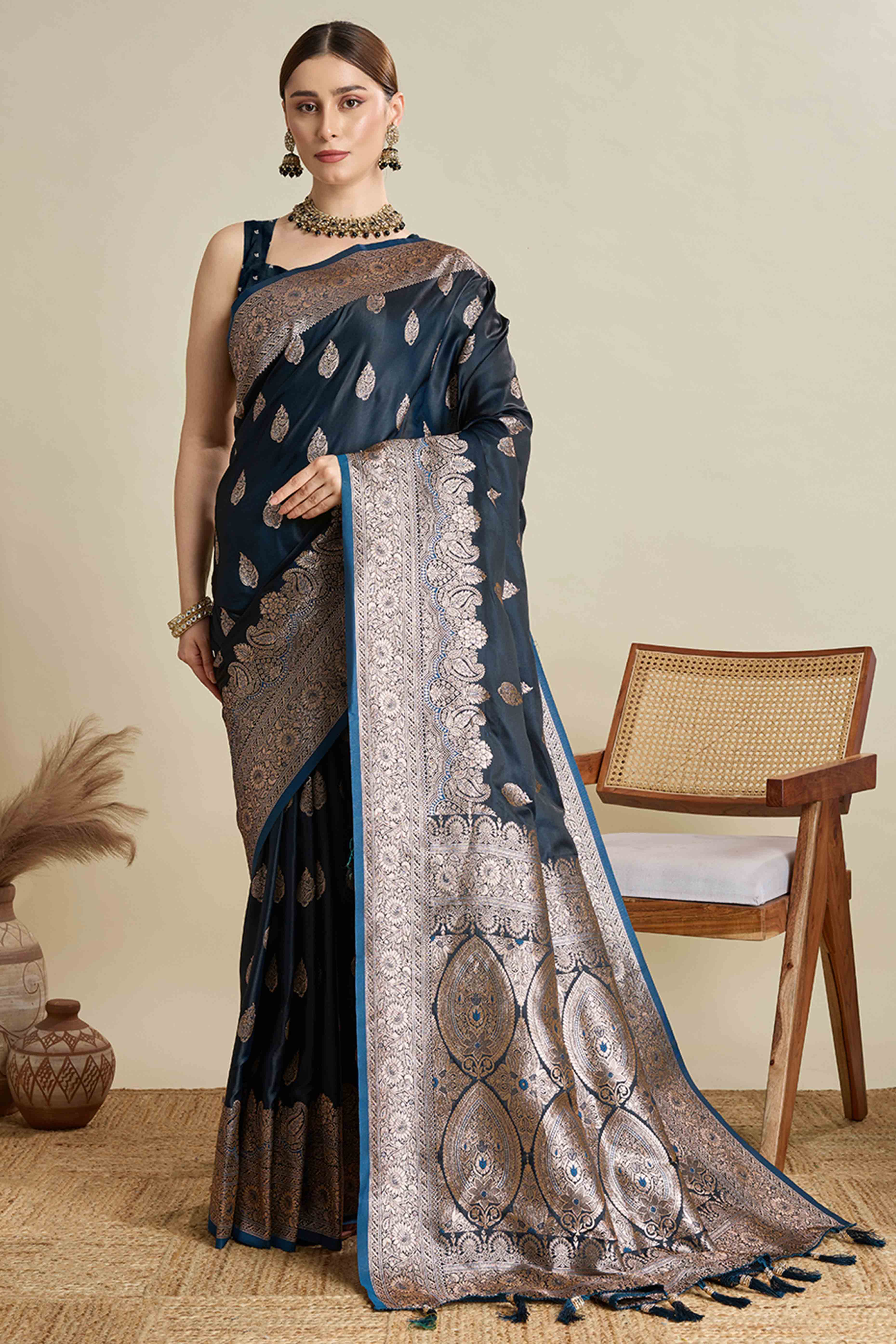 Deep Navy Blue Pure Silk Saree Featuring Traditional Banarasi Zari Weaving Patterns - Image 3
