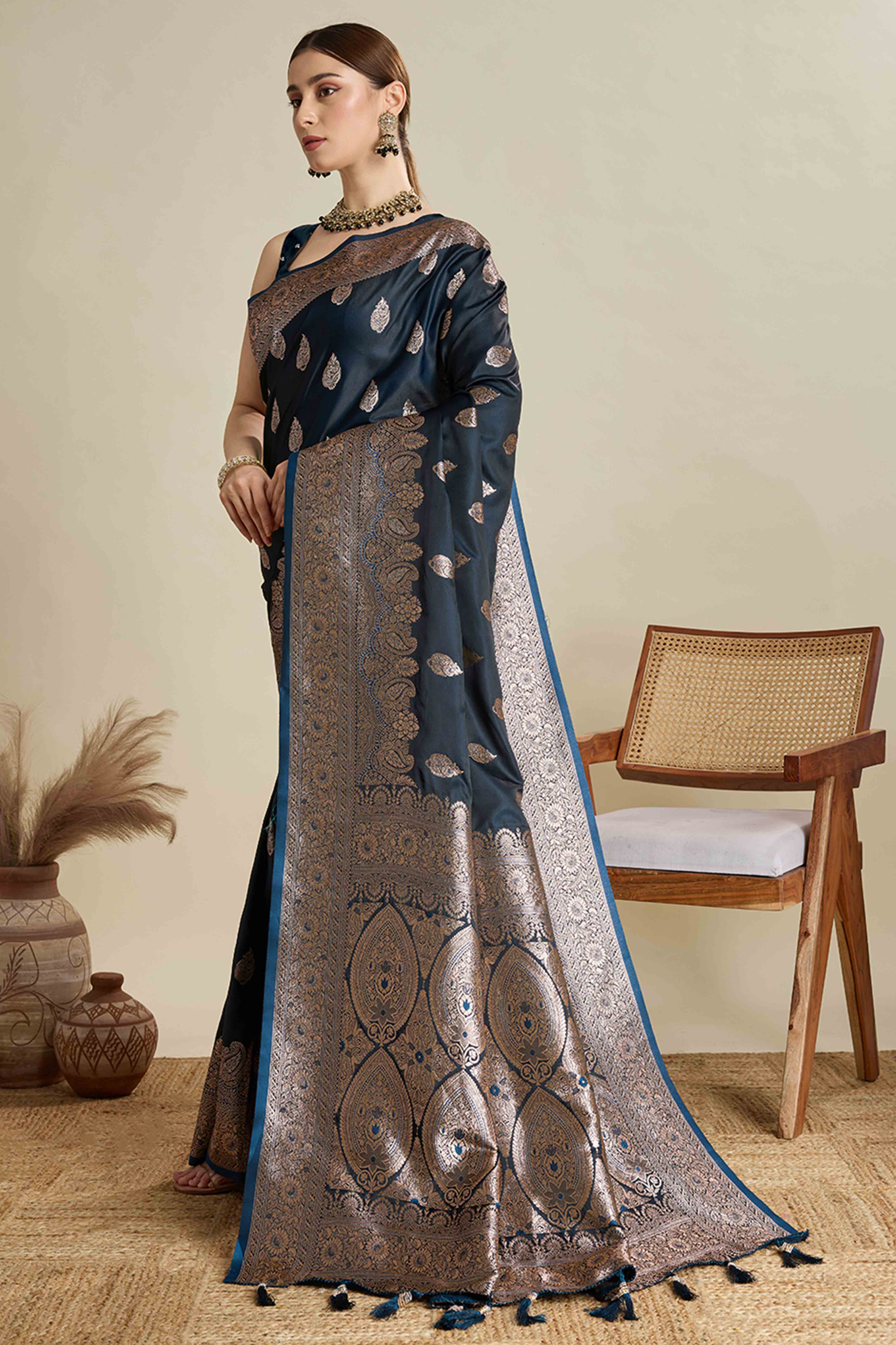 Deep Navy Blue Pure Silk Saree Featuring Traditional Banarasi Zari Weaving Patterns - Image 4
