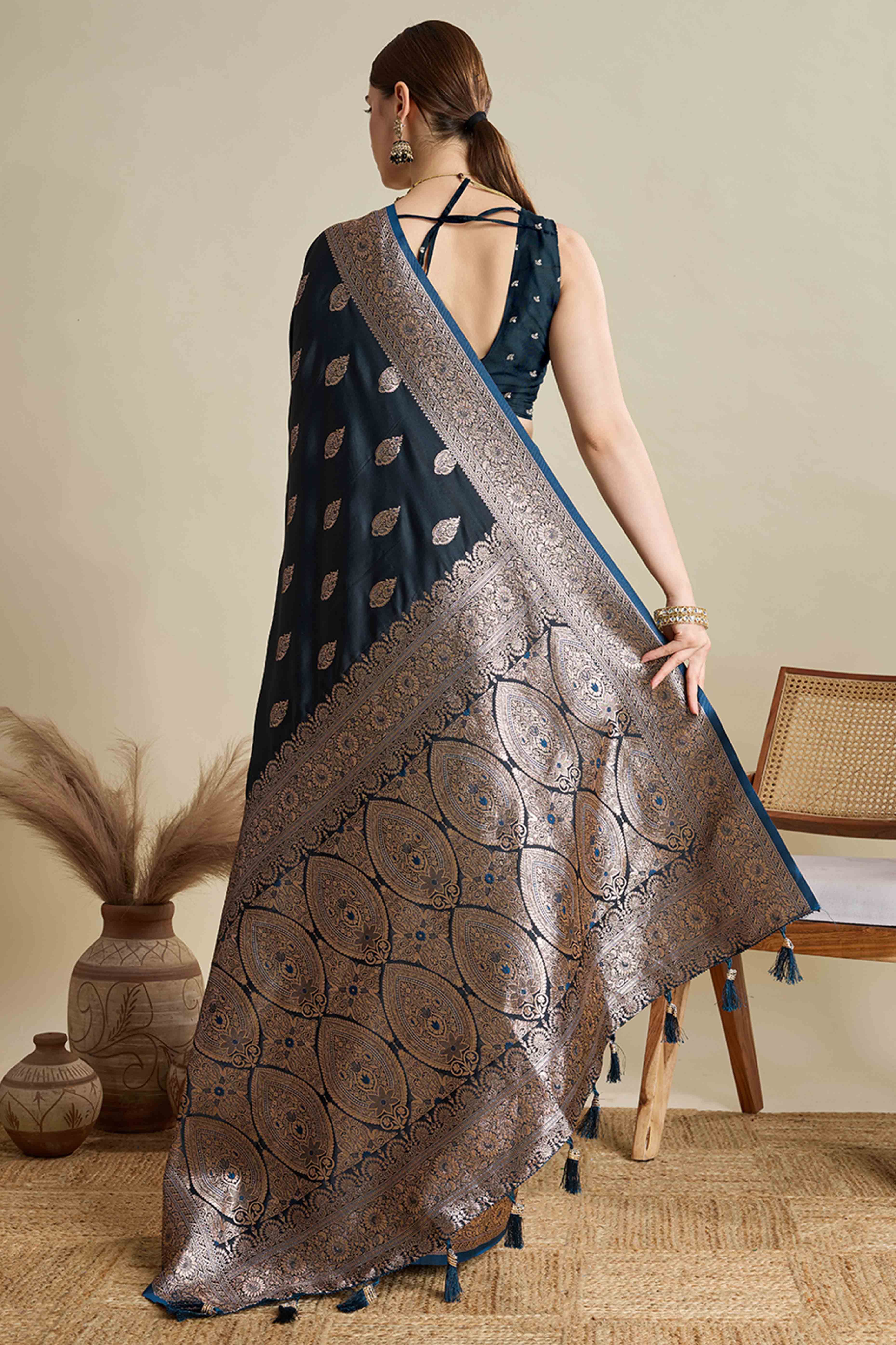 Deep Navy Blue Pure Silk Saree Featuring Traditional Banarasi Zari Weaving Patterns - Image 5