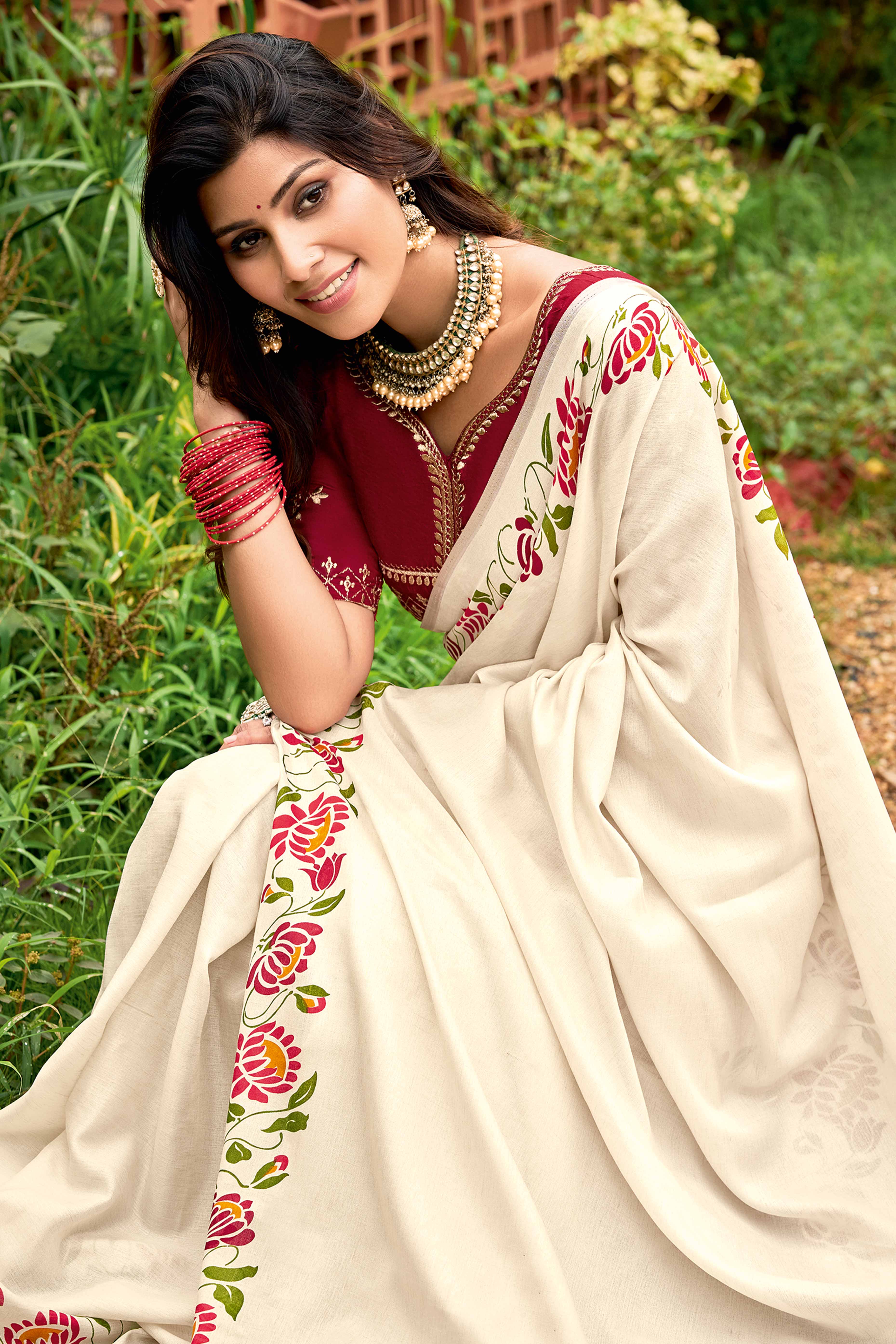 Designer Cream Abstract Printed Cotton Blend Saree - Image 3