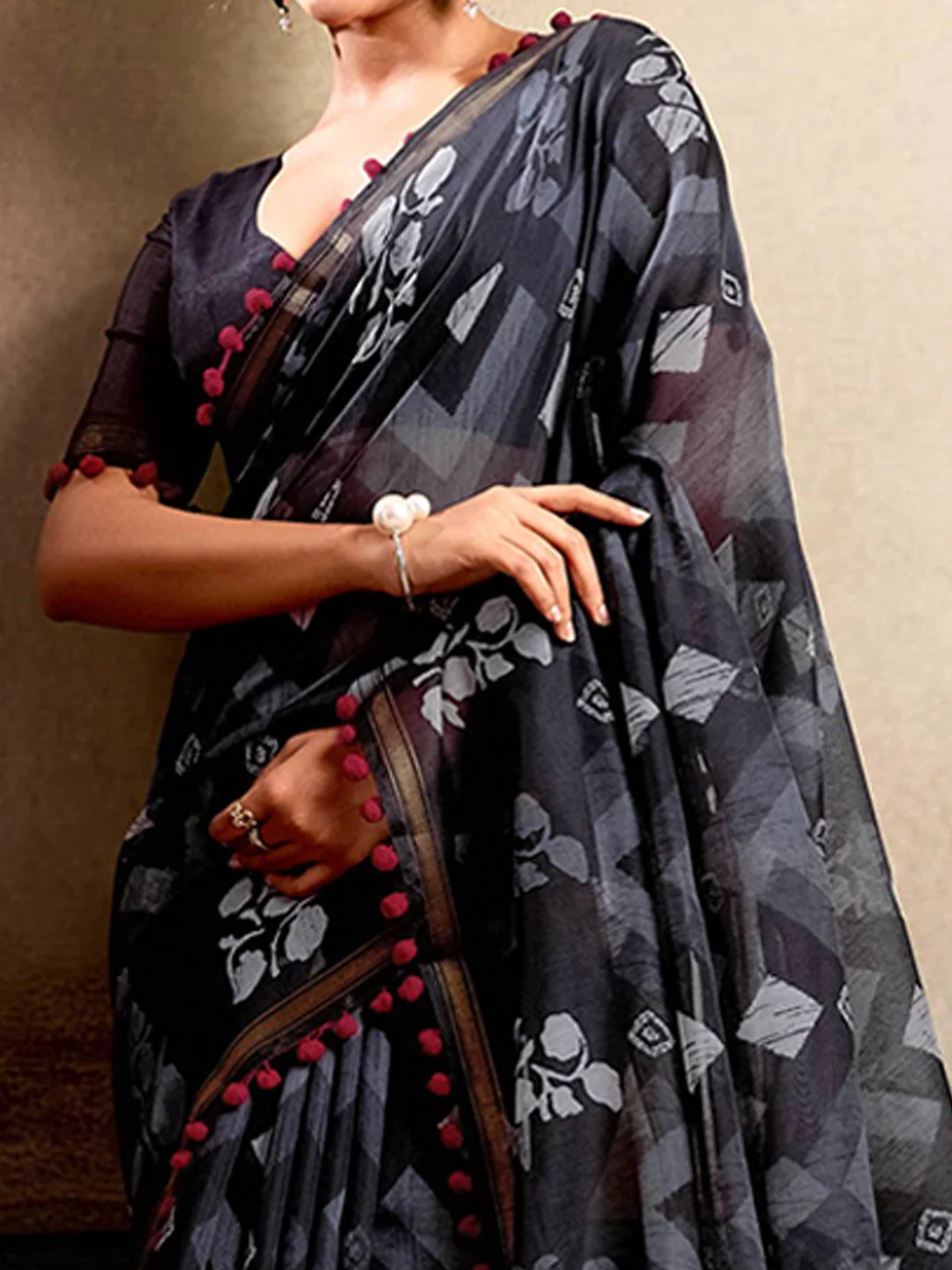 Elegant Black Floral Printed Mulmul Cotton Saree With Soft Lightweight Drape - Image 3