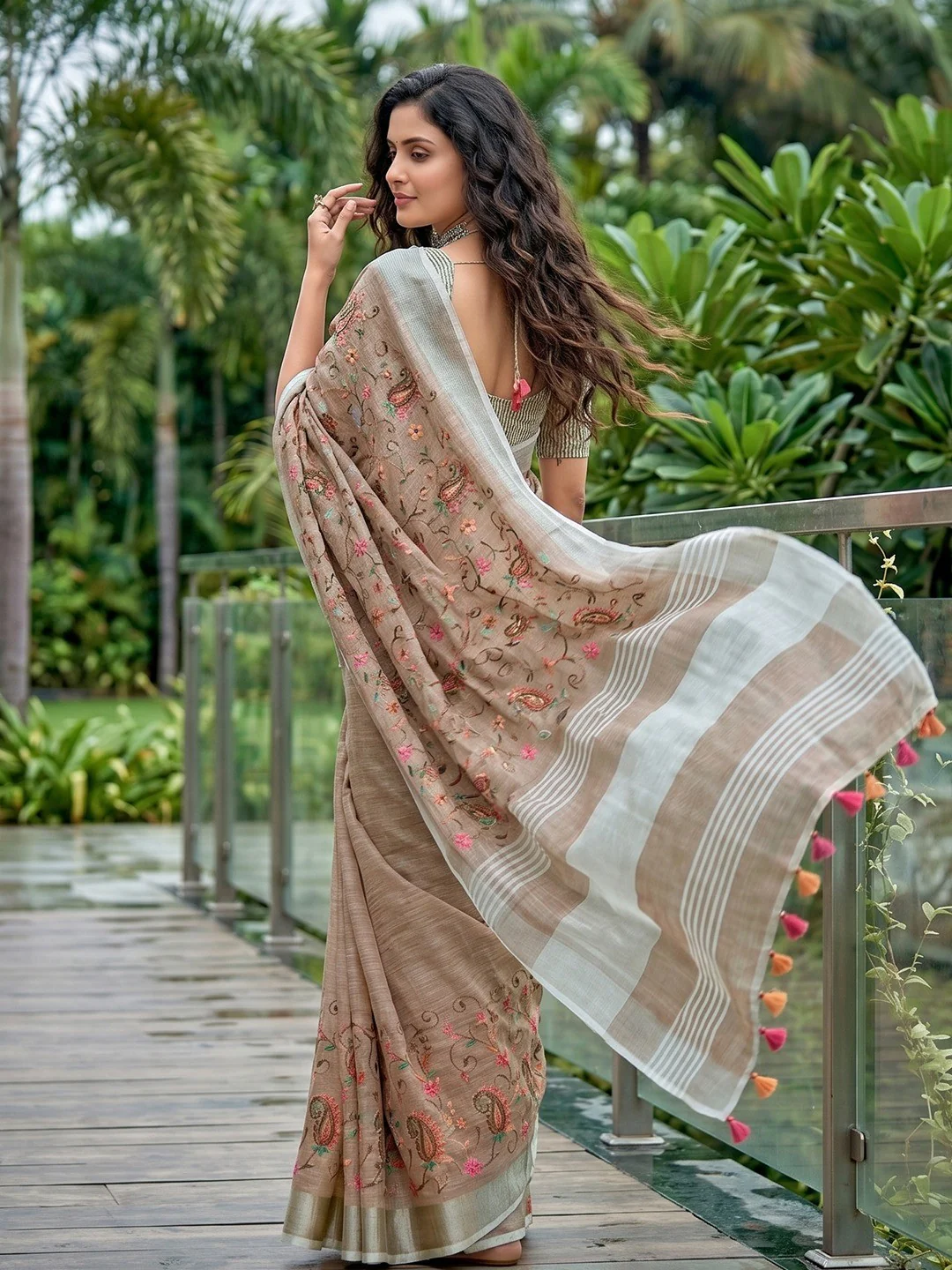 Elegant Brown Floral & Paisley Embroidered Linen Saree With Intricate Thread Work - Image 3