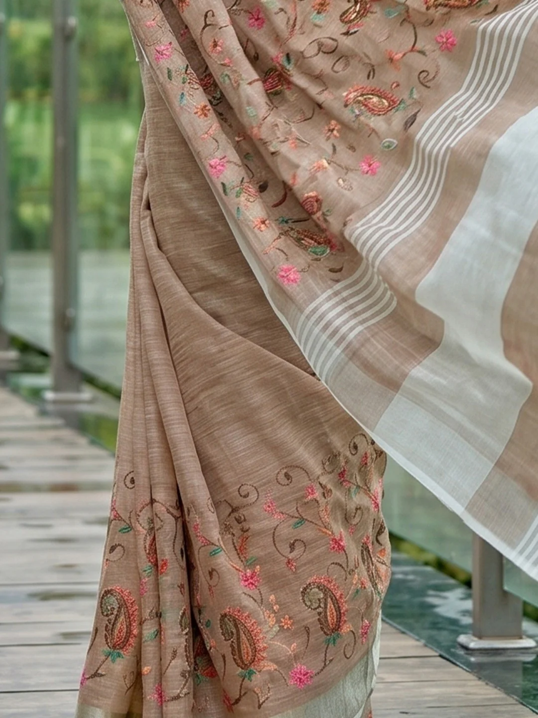 Elegant Brown Floral & Paisley Embroidered Linen Saree With Intricate Thread Work - Image 4