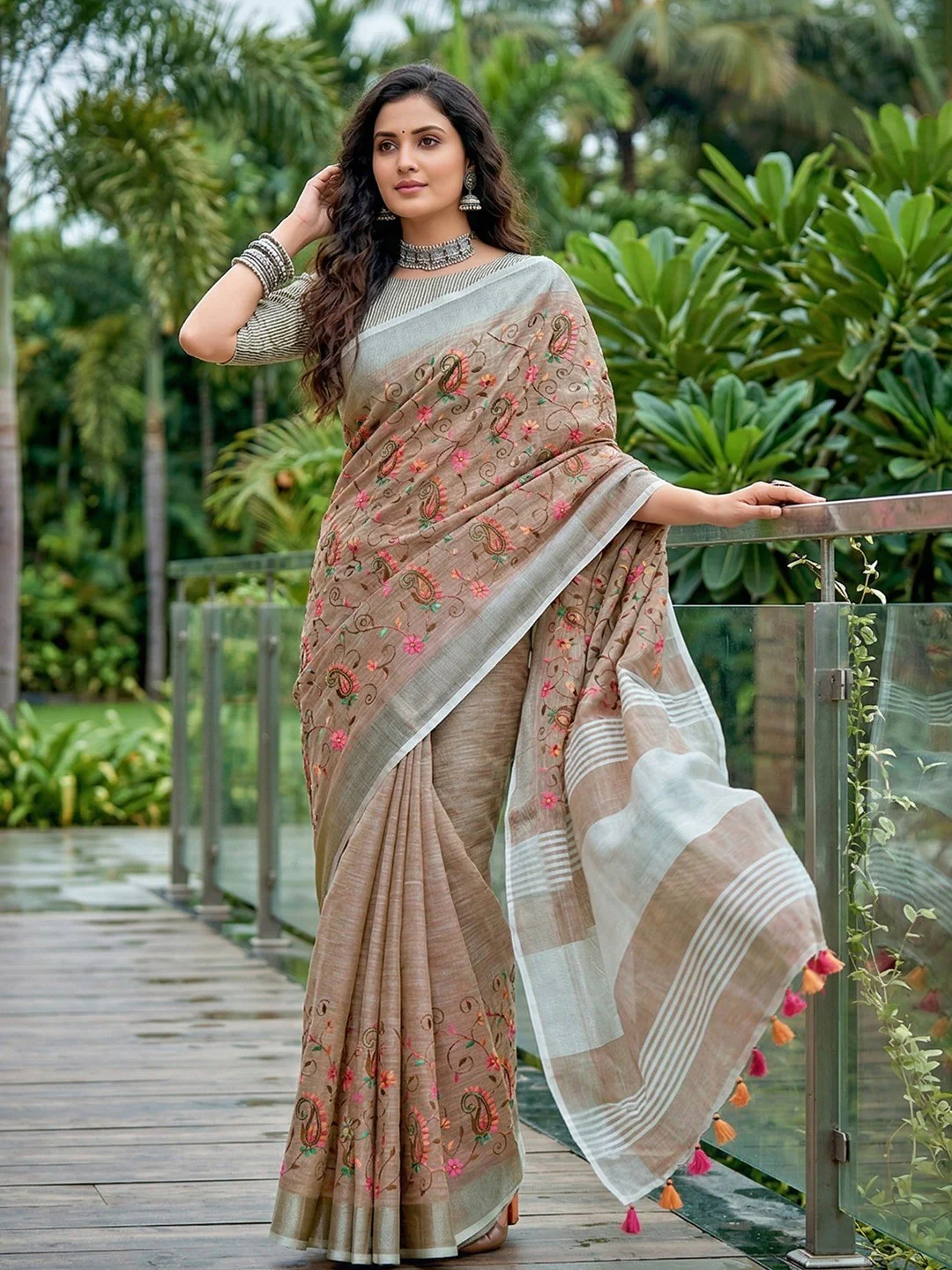 Elegant Brown Floral & Paisley Embroidered Linen Saree With Intricate Thread Work - Image 5