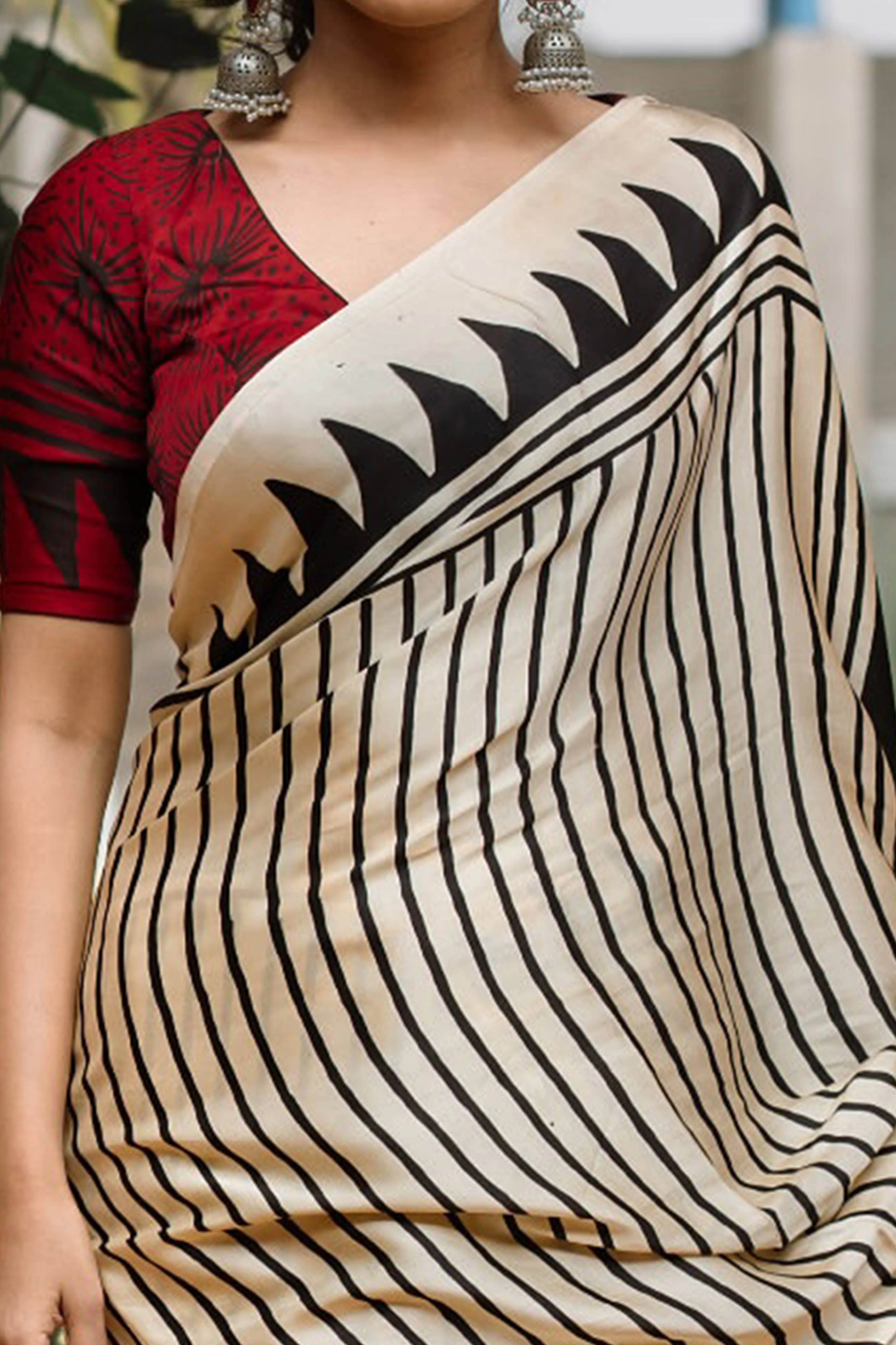 Elegant Cream Crepe Saree with Striped Print For Party Perfect - Image 2