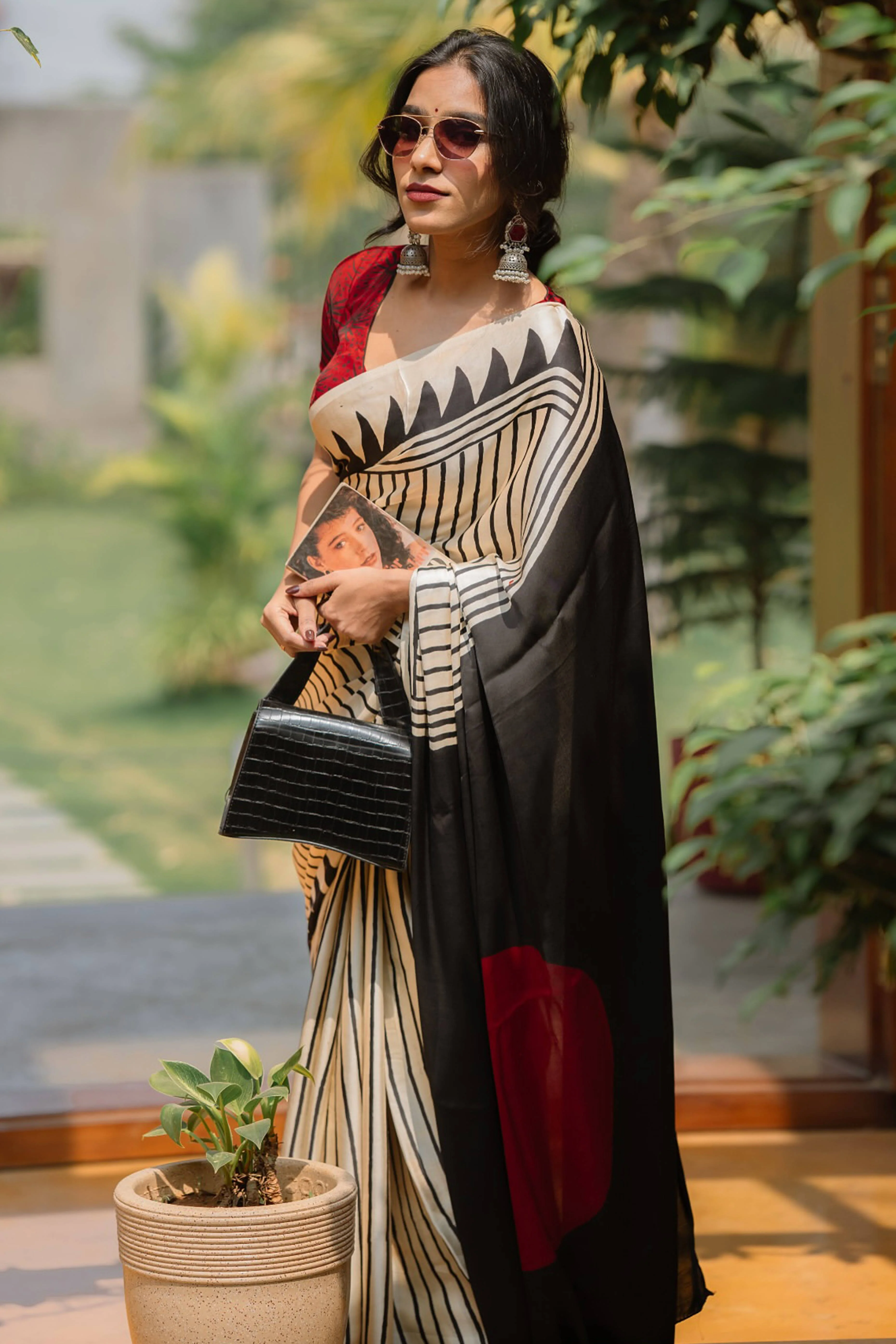 Elegant Cream Crepe Saree with Striped Print For Party Perfect - Image 3