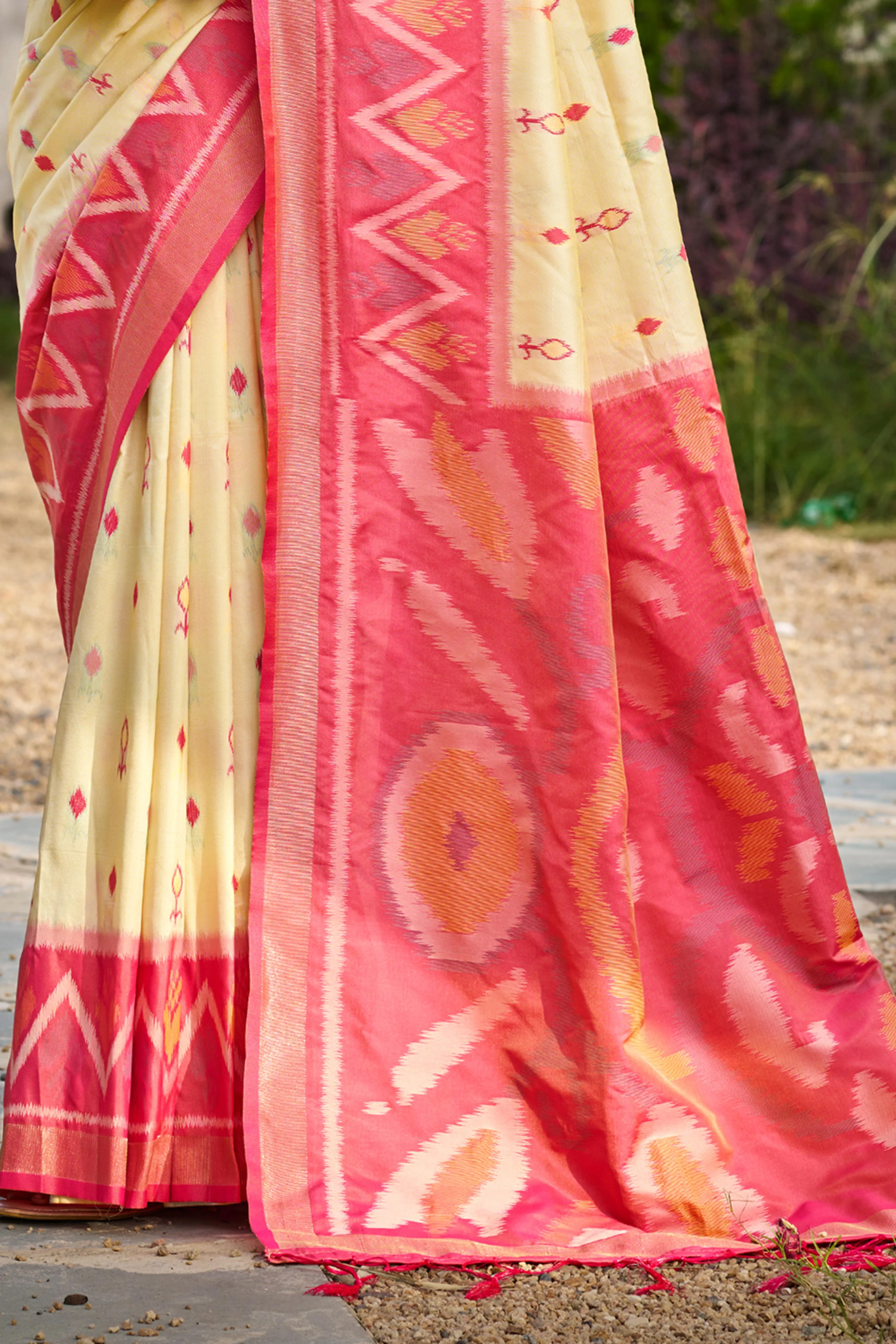 Elegant Cream Pochampally Ikkat Silk Blend Saree Featuring Intricate Weaving & Tassel Pallu - Image 4