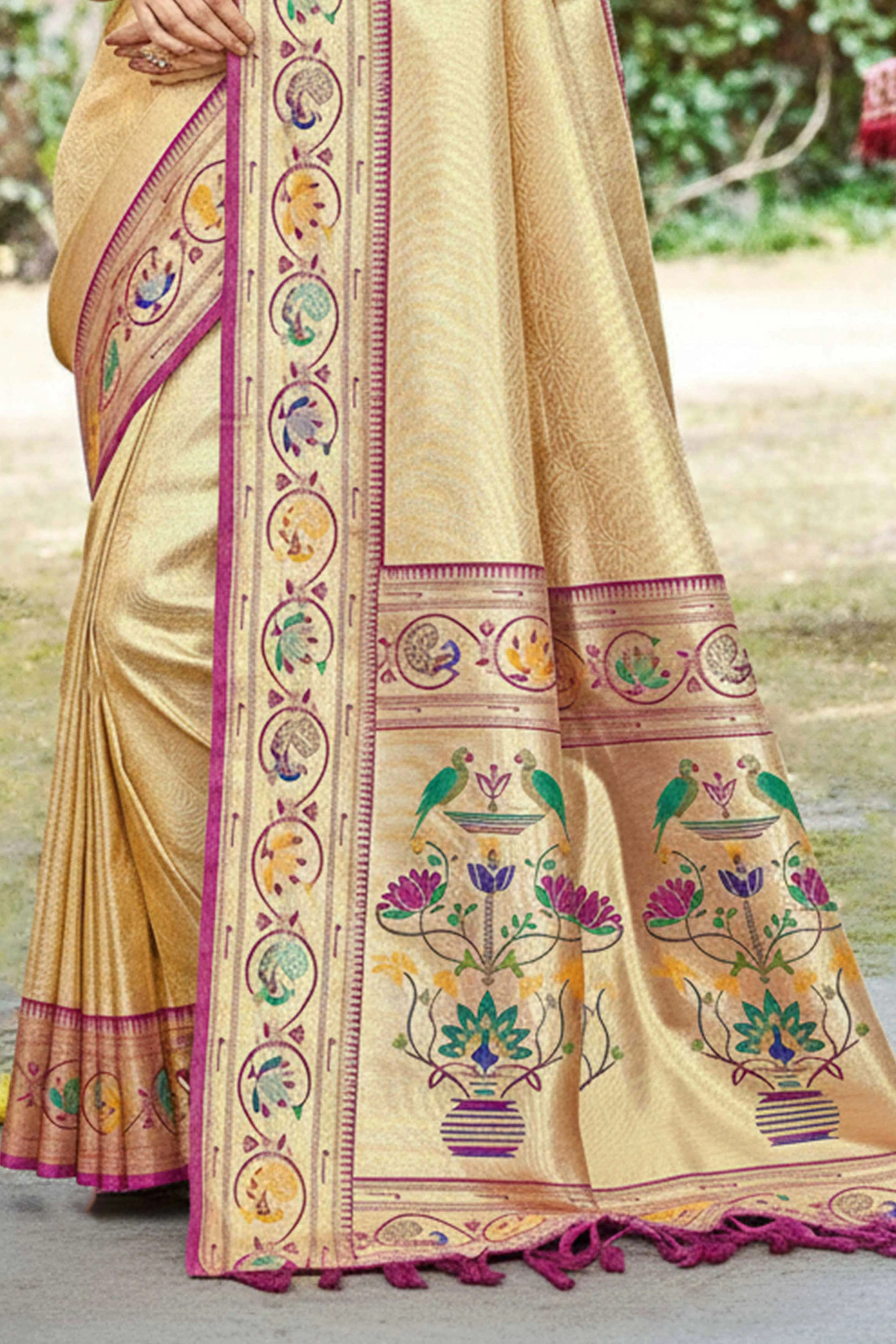Elegant Cream Weaving Silk Blend Saree With Stunning Peacock Border & Artistic Parrot Motif Pallu - Image 4