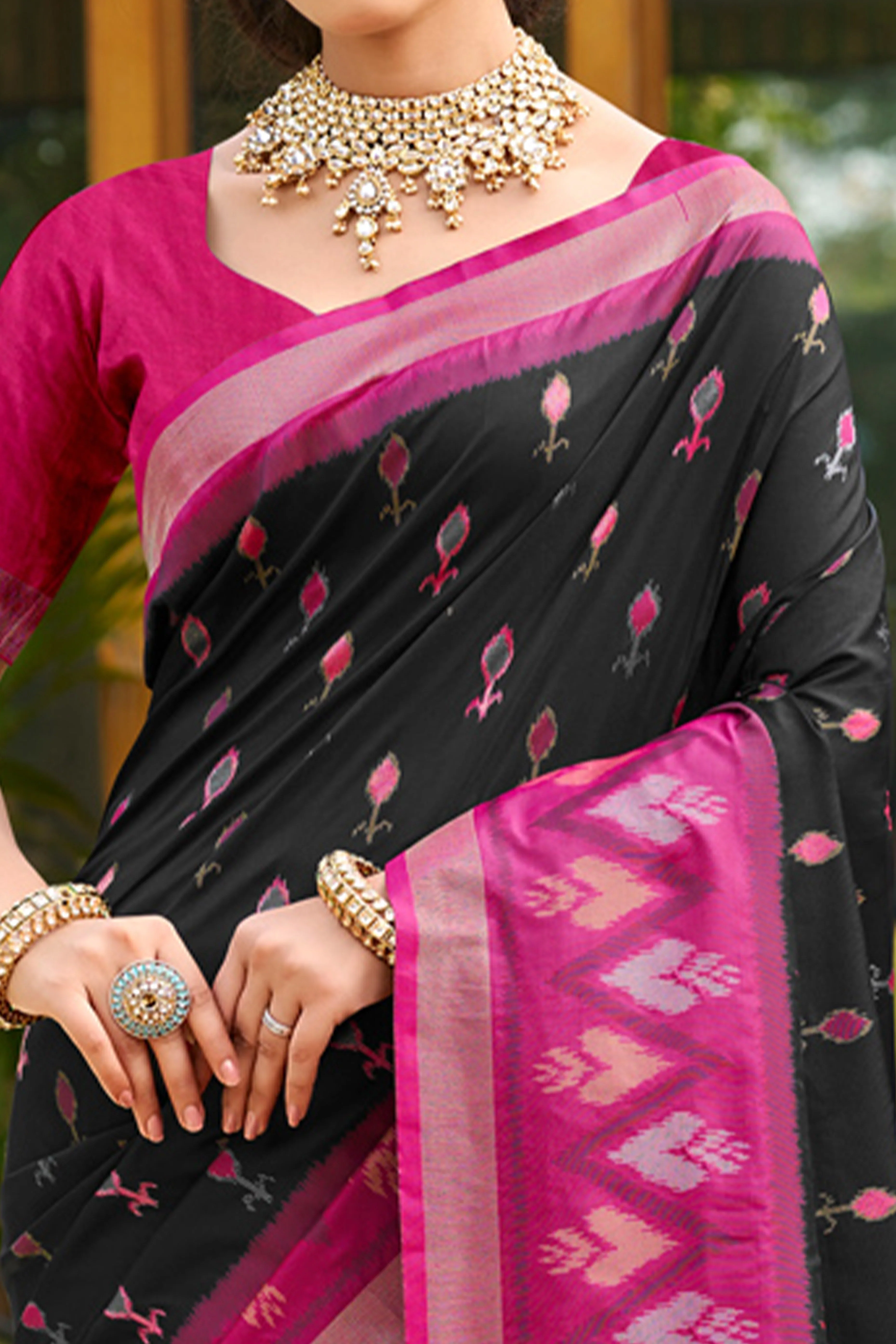 Elegant Black Pochampally Ikkat Silk Blend Saree Featuring Intricate Weaving & Tassel Pallu - Image 2