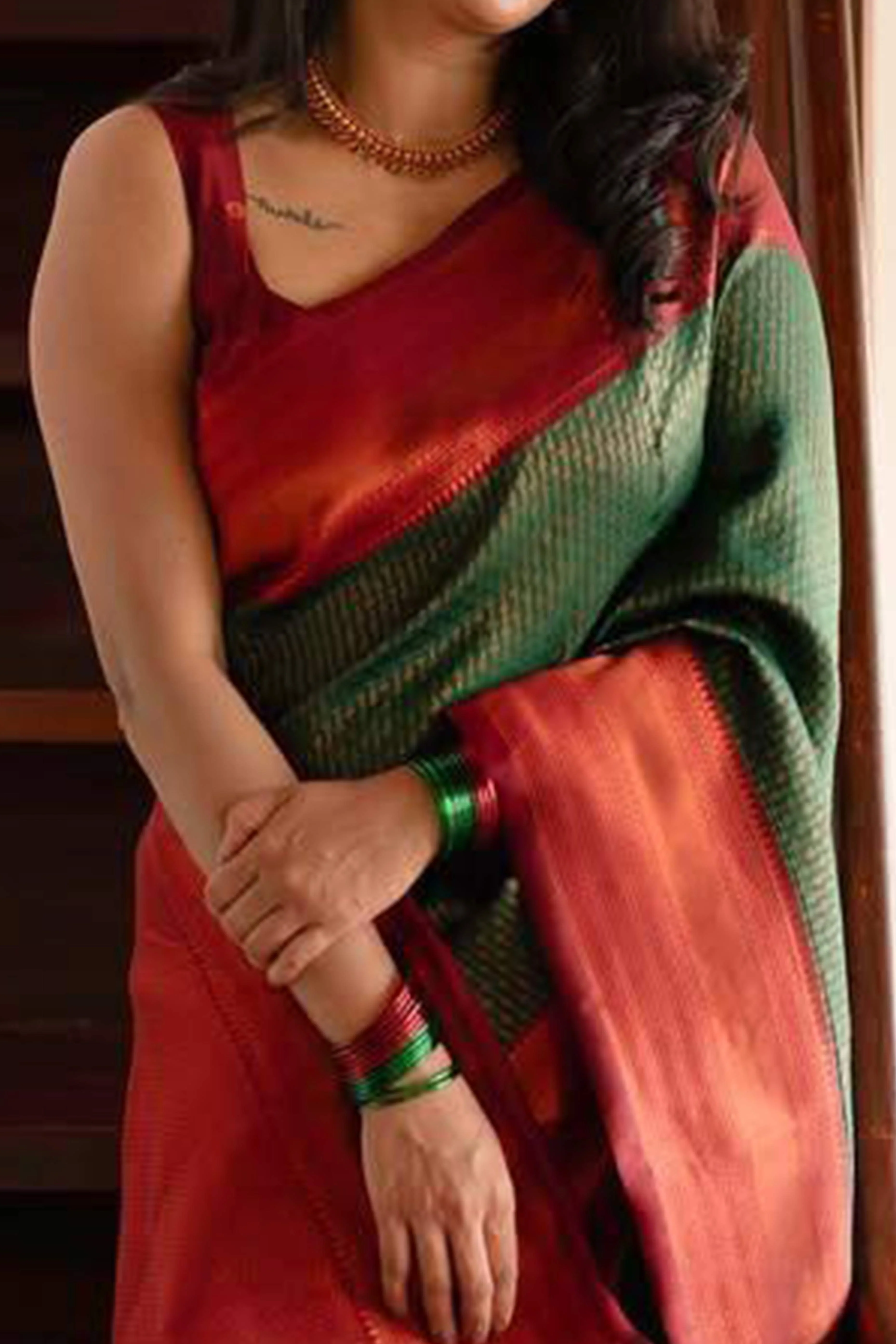 Elegant Green Banarasi Silk Saree Featuring Intricate Zari Weaving - Image 2