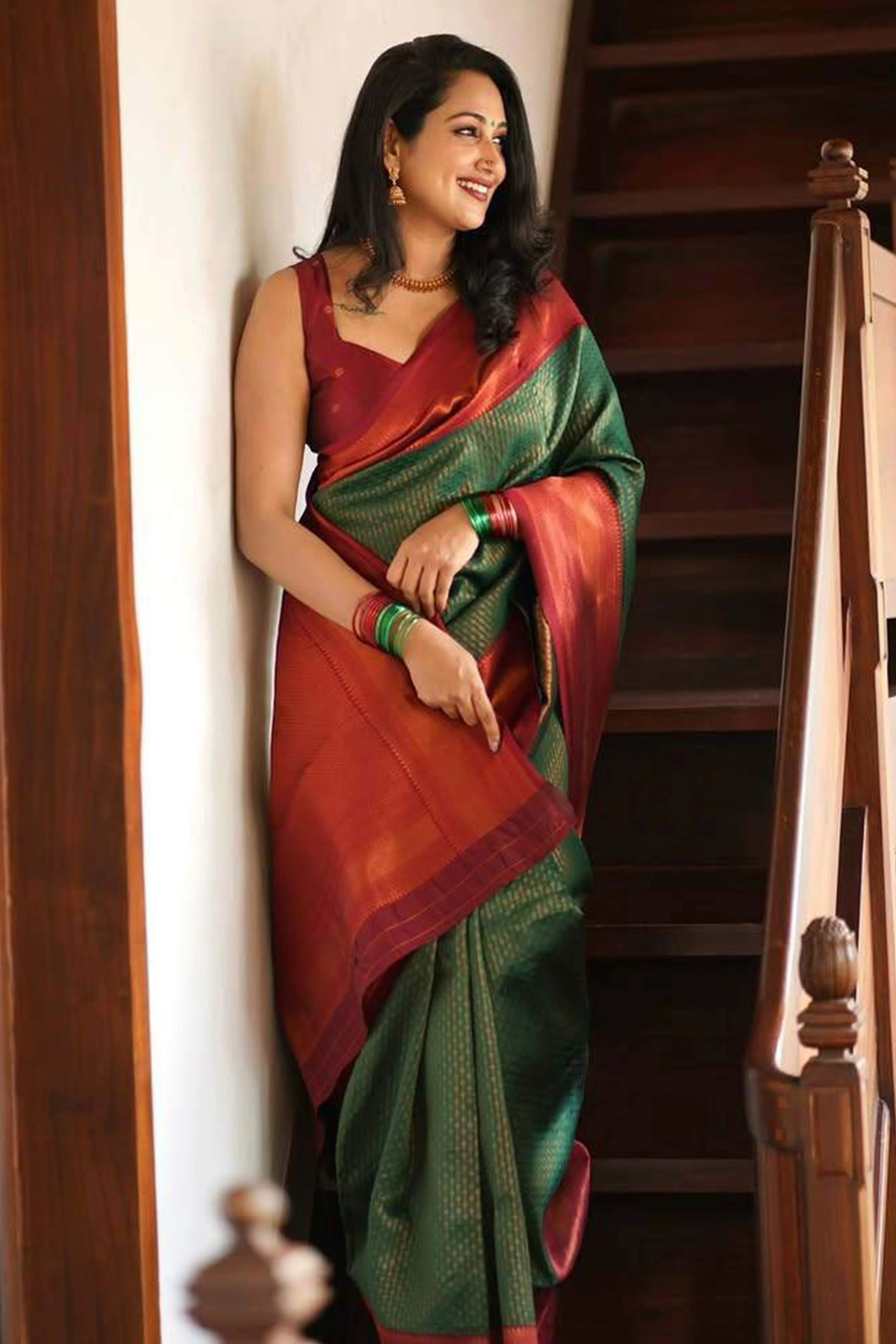 Elegant Green Banarasi Silk Saree Featuring Intricate Zari Weaving - Image 3