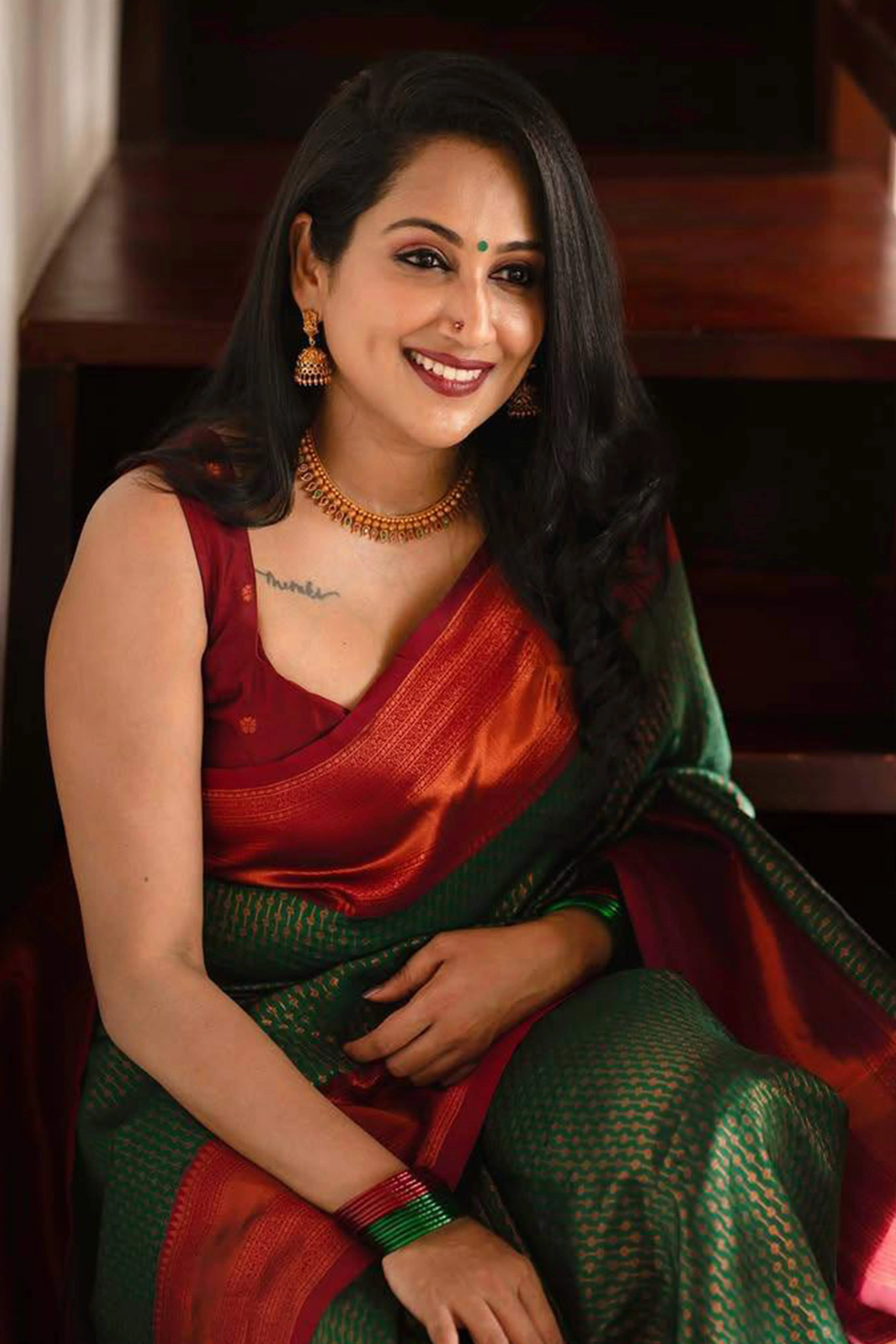 Elegant Green Banarasi Silk Saree Featuring Intricate Zari Weaving - Image 4