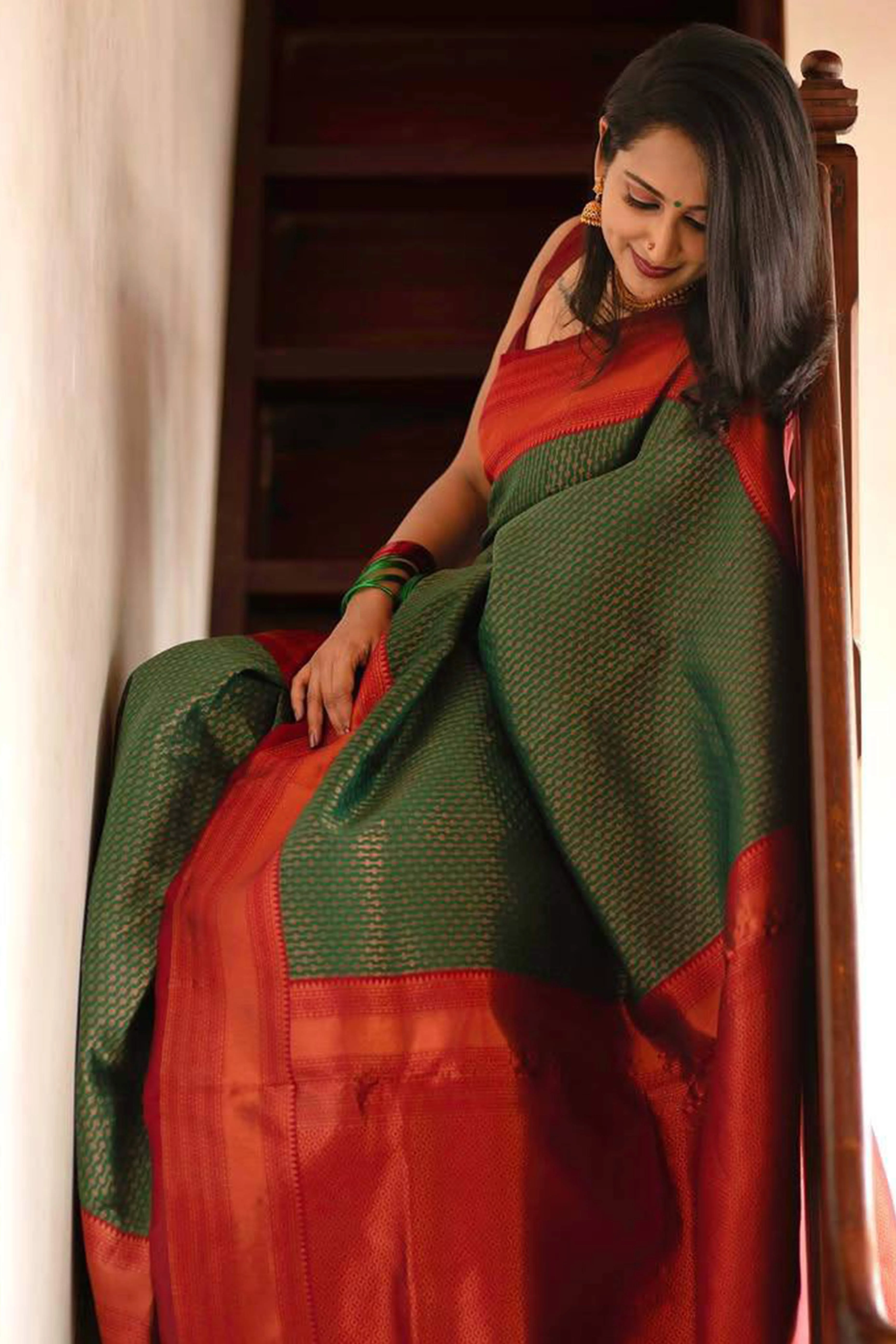 Elegant Green Banarasi Silk Saree Featuring Intricate Zari Weaving - Image 6