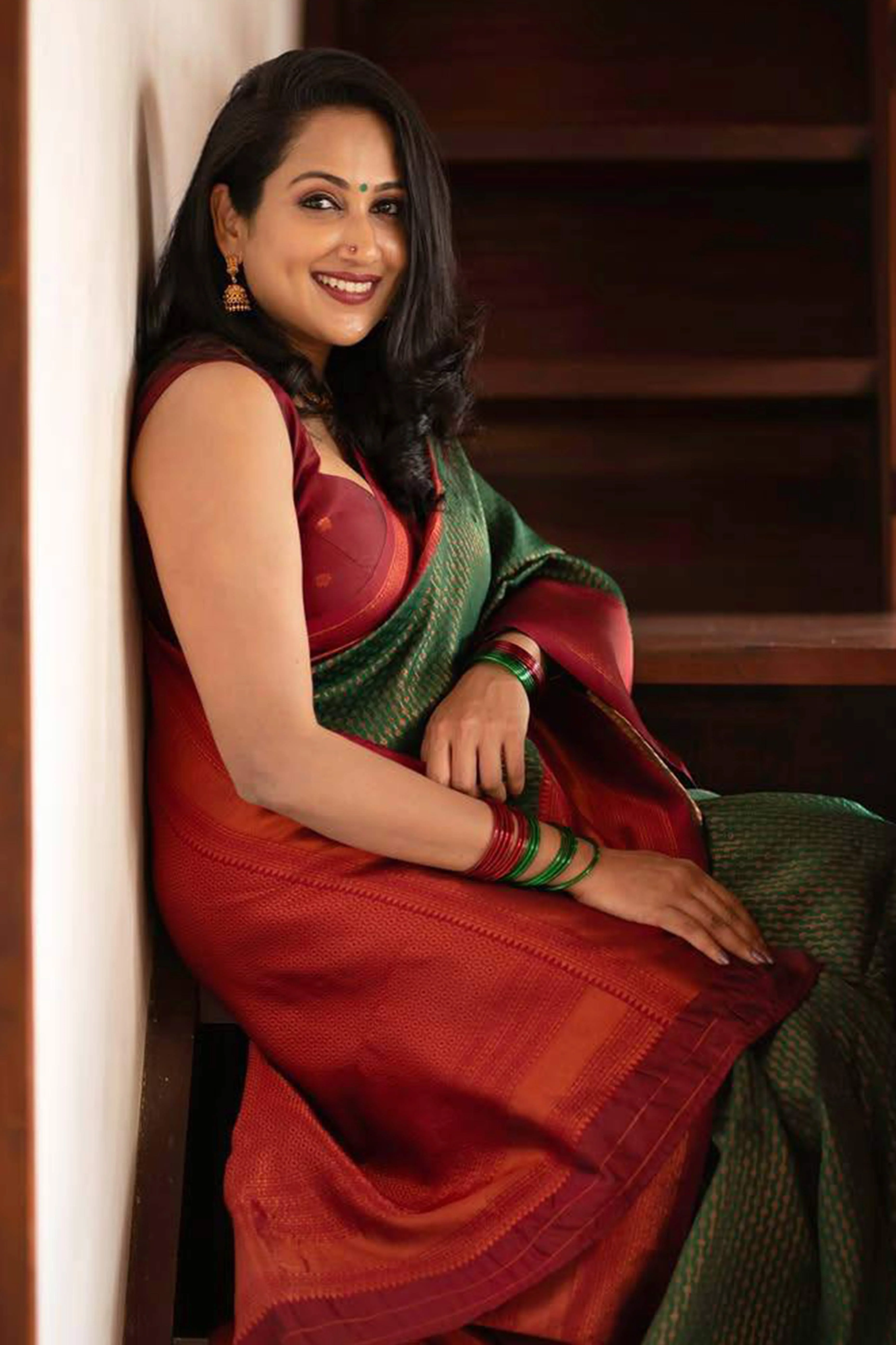 Elegant Green Banarasi Silk Saree Featuring Intricate Zari Weaving - Image 8