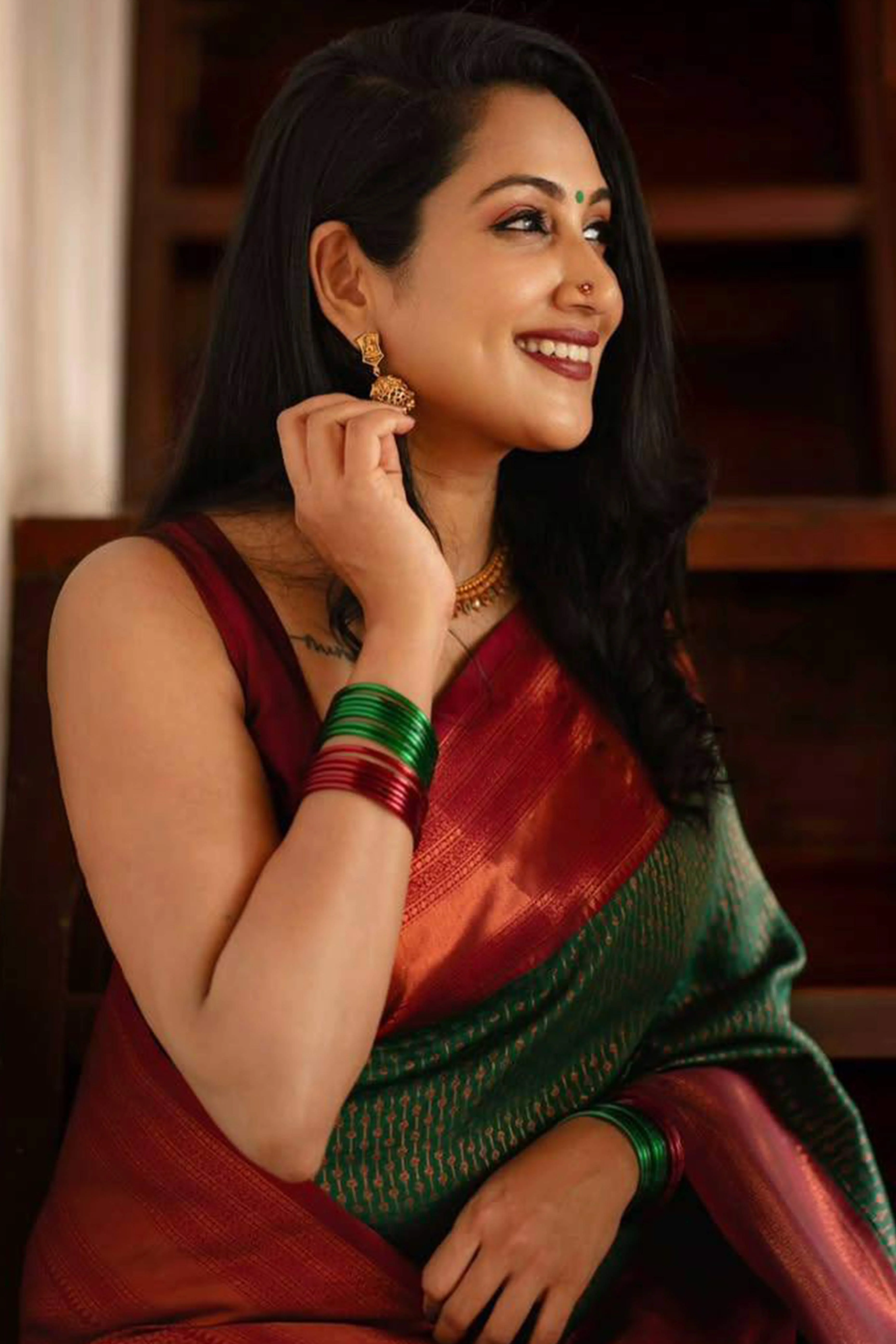 Elegant Green Banarasi Silk Saree Featuring Intricate Zari Weaving - Image 9