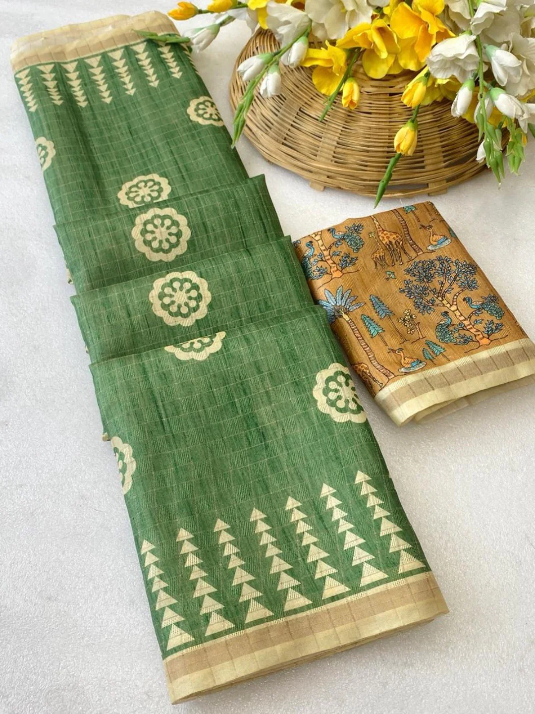Elegant Green Tussar Silk Saree Featuring Zari Checks Weaving With Bird & Animal Printed Pallu - Image 3