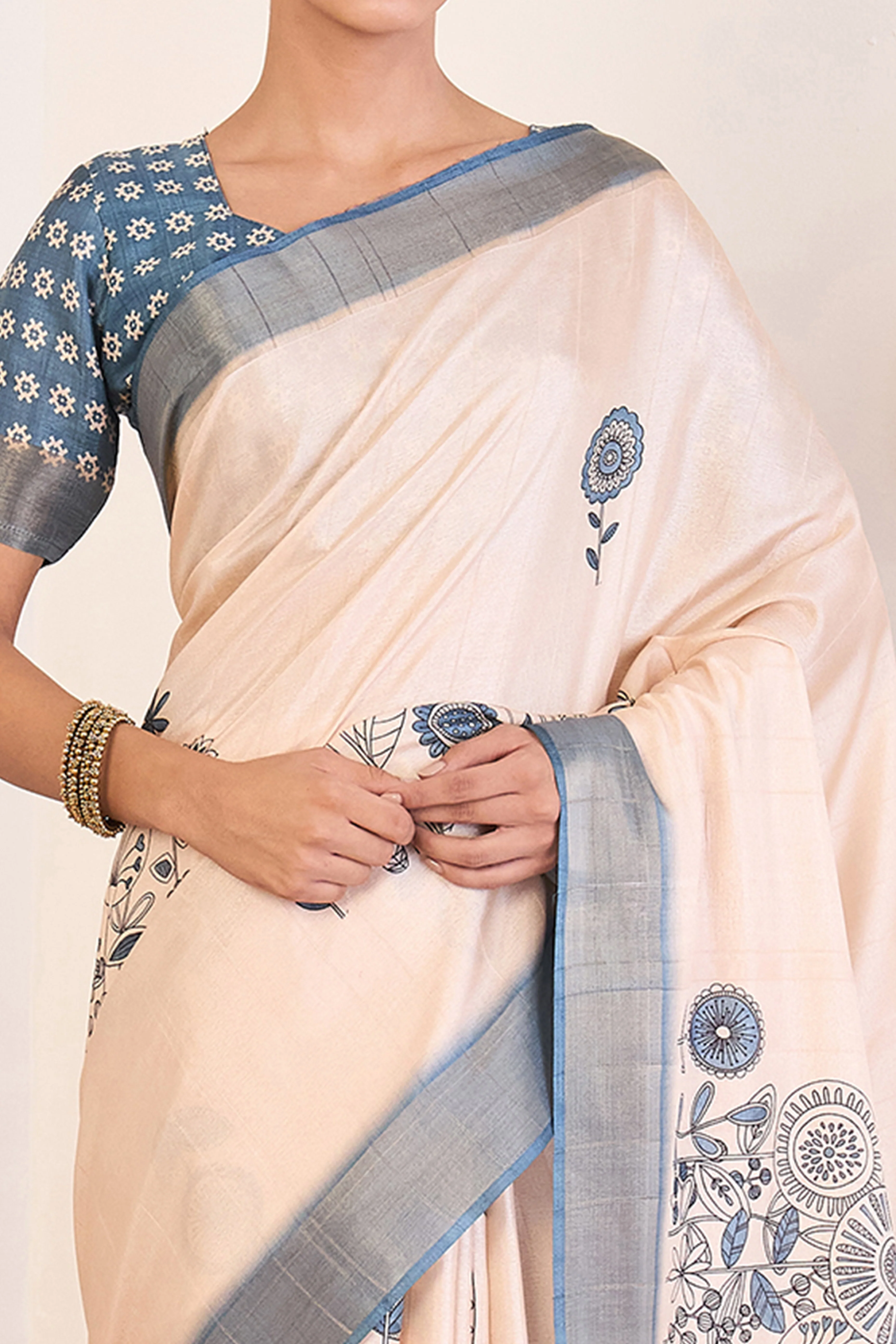 Elegant Greyish Blue Floral Printed Kotha Cotton Silk Saree Reflecting Subtle Sophistication - Image 2